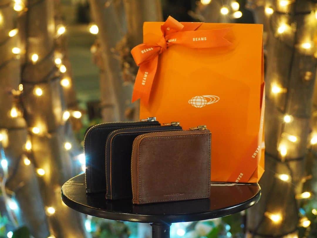 B JIRUSHI YOSHIDAのインスタグラム：「【RECOMMEND ITEM】 〈KAPTAIN SUNSHINE × PORTER〉SHORT WALLET ・ アコーディオンの構造に着目した、多数の収納部を備えたKAPTAIN SUNSHINEのレザーウォレットをご紹介致します。 ・ 肉厚なブライドルレザーを使用したこのウォレットは使い込むほどに深まる味わいが魅力。 ・ 色によって産地の異なるレザーを用いており、ネイビーは英国産のブライドルレザー、ブラウン、ブラックの2色はイタリア産のブライドルレザーを使用しています。 ・ 内装はアコーディオン型の仕組みで、大きく開く事ができます。クラシックなそのデザインは大人の装いとの相性が抜群です。 ・ COLOR:BLACK、BROWN、NAVY ¥28,500+TAX ・ #bjirushiyoshida #B印YOSHIDA #代官山 #daikanyama #TOKYO #BEAMS #ビームス #yoshidakaban #吉田カバン #ポーター  #porter #비지루시요시다 #도쿄 #다이칸야마 #빔스 #빔즈 #포터 #데일리룩 #백팩 #b印yoshidalineup #kaptainsunshine」