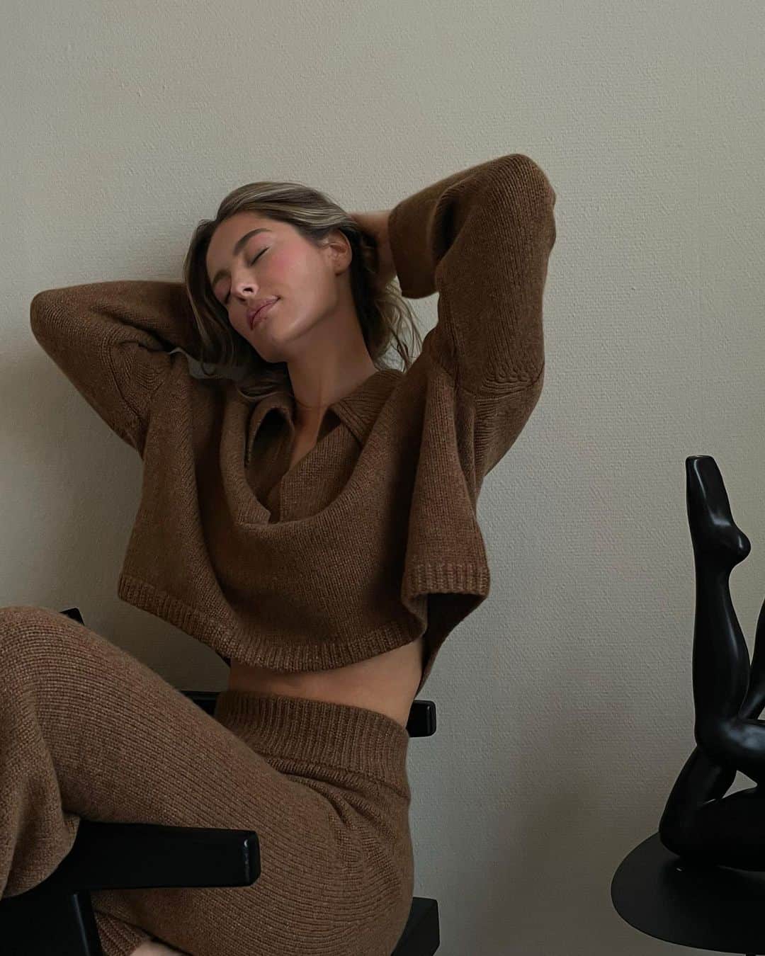 Mathilde Goehlerのインスタグラム：「Cashmere hug @khaite_ny 🖤 annonce..」