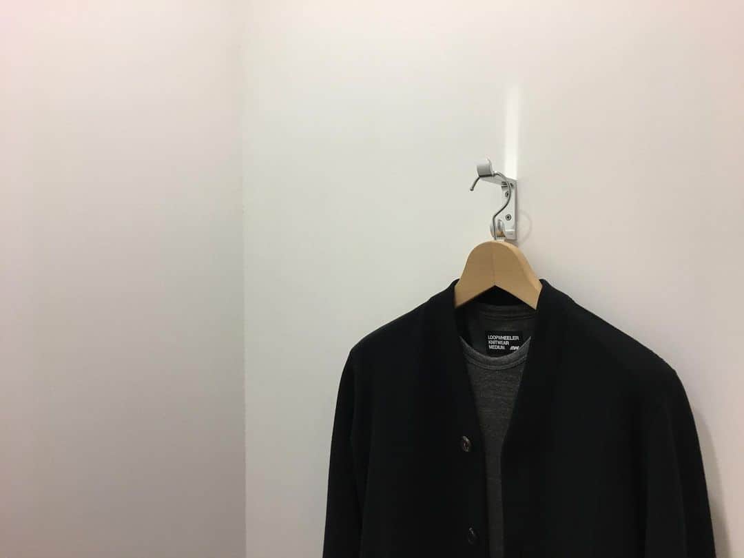 のインスタグラム：「. 関西も冬本番となり最近は毎日、ウールTeeが マストの中村です。  コレは本当に「優しく暖かい」着心地が特徴ですね。 しかも冬だけでなく夏に着ても快適というのもポイントです。ショートスリーブ & ロングスリーブ両方、買って良かったなぁ。  My favorite LW Tee in F/W.  #loopwheeler #LWOSAKA #LWSENDAGAYA  #tsuriami #ループウィラー #ループウィラー大阪 #ループウィラー千駄ヶ谷 #吊り編み #日本製スウェット #Madeinjapan #スウェット #パーカ #LWBASIC #lwコーデ」