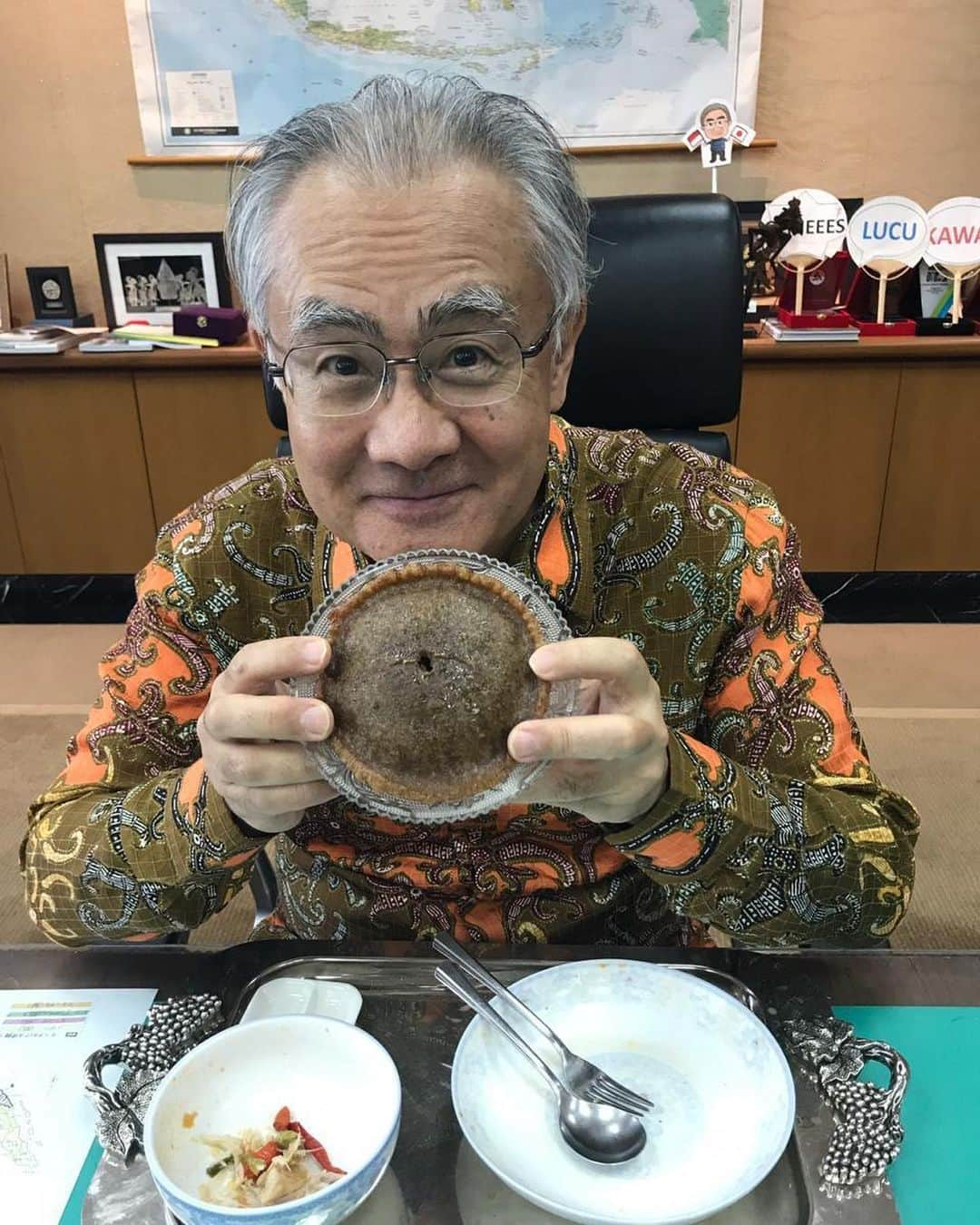 石井正文さんのインスタグラム写真 - (石井正文Instagram)「Waktu tersisa di Indonesia tinggal #8 hari lagi.  Menu beberapa hari yang lalu adalah sup ikan asam pedas khas Manado yang kaldu ikannya terasa dan berpadu dengan kesegaran tomat, sangat lezat‼️Bahkan saya tidak bisa berhenti makan dengan sambal tomat hijau dan merah. Sayurannya sawi pahit dengan banyak jagung🌽 Makanan yang penuh warna dan terpenuhi kandungan vitaminnya👏 Untuk desertnya ada kue cucur Manado dengan rasa kayu manis🌳  離任まであと#8 日です。  先日のメニューはマナドの魚の辛酸スープです。魚の出汁がよく効いて、またトマトがサッパリしていて、とてもよく合います‼️さらに赤と青のトマトのサンバルも止まりません。野菜にもコーン🌽がたっぷり、カラフルな食事でビタミンたっぷり補給できました👏デザートもマナドのチュチュールというお菓子をいただきました🌳  #dutabesarjepang#dubesishii#makansiangdubes#ishiitaishi#exploreindonesia#makanankhasindonesia #seriemakansiangdubes#サラメシ#大使メシ#ジャカルタ#インドネシア#jpnambsindonesia#quicklunch#manado#8」12月16日 19時08分 - jpnambsindonesia