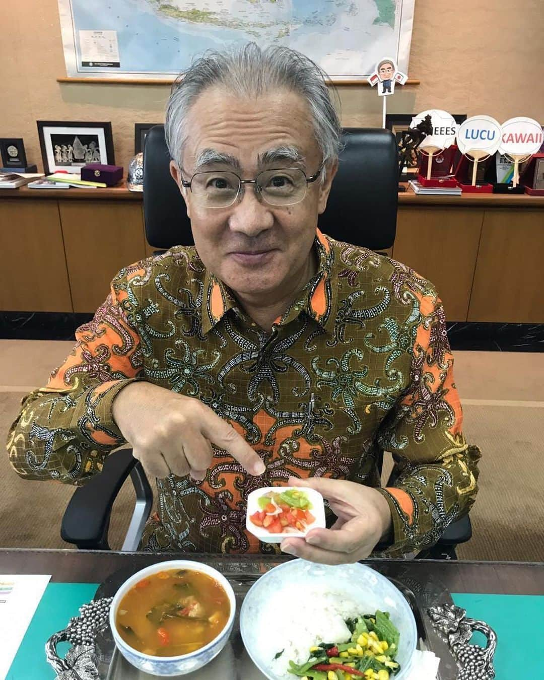 石井正文さんのインスタグラム写真 - (石井正文Instagram)「Waktu tersisa di Indonesia tinggal #8 hari lagi.  Menu beberapa hari yang lalu adalah sup ikan asam pedas khas Manado yang kaldu ikannya terasa dan berpadu dengan kesegaran tomat, sangat lezat‼️Bahkan saya tidak bisa berhenti makan dengan sambal tomat hijau dan merah. Sayurannya sawi pahit dengan banyak jagung🌽 Makanan yang penuh warna dan terpenuhi kandungan vitaminnya👏 Untuk desertnya ada kue cucur Manado dengan rasa kayu manis🌳  離任まであと#8 日です。  先日のメニューはマナドの魚の辛酸スープです。魚の出汁がよく効いて、またトマトがサッパリしていて、とてもよく合います‼️さらに赤と青のトマトのサンバルも止まりません。野菜にもコーン🌽がたっぷり、カラフルな食事でビタミンたっぷり補給できました👏デザートもマナドのチュチュールというお菓子をいただきました🌳  #dutabesarjepang#dubesishii#makansiangdubes#ishiitaishi#exploreindonesia#makanankhasindonesia #seriemakansiangdubes#サラメシ#大使メシ#ジャカルタ#インドネシア#jpnambsindonesia#quicklunch#manado#8」12月16日 19時08分 - jpnambsindonesia