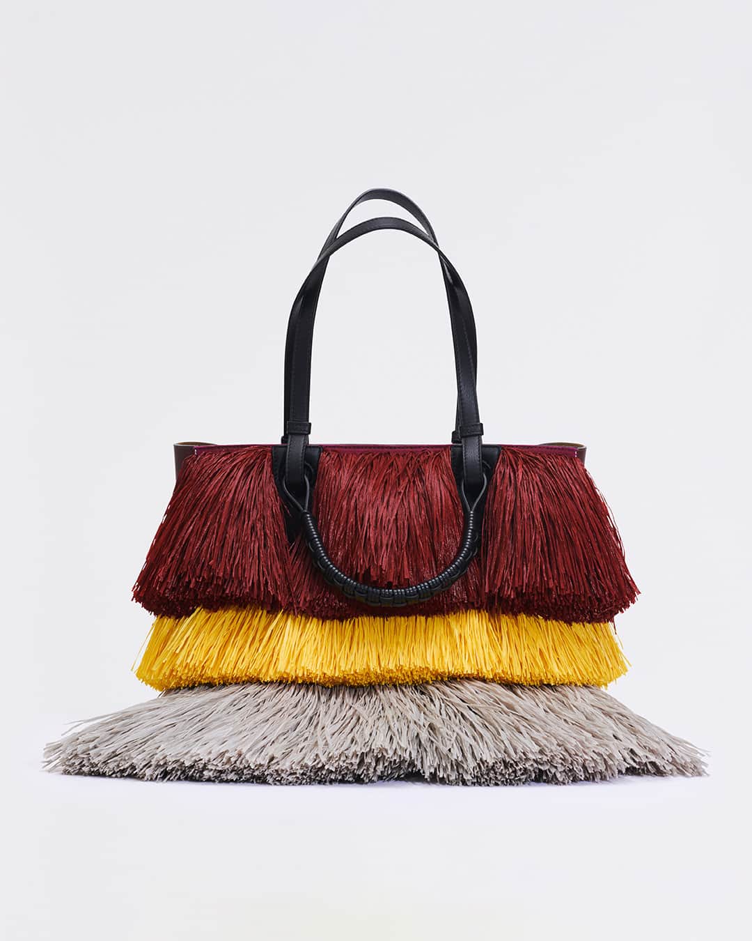 のインスタグラム：「Double handle tote with raffia fringes  #LOEWEcraft」