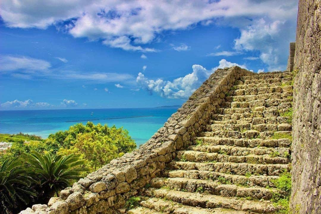 Be.okinawaさんのインスタグラム写真 - (Be.okinawaInstagram)「Katsuren Castle Ruins is the oldest castle of all the World Heritage Sites in Okinawa. Taking advantage of the natural terrain, the solid stone walls were built up to the very edge of the cliff.  📍: Katsuren Castle Ruins 📷: @aussieinoki Thank you very much for the wonderful photos!  You can see the emerald green Nakagusuku Bay after going up the stairs of the ruins that rest on a small hill top.  Hold on a little bit longer until the day we can welcome you! Experience the charm of Okinawa at home for now! #okinawaathome #staysafe  Tag your own photos from your past memories in Okinawa with #visitokinawa / #beokinawa to give us permission to repost!  #katsurencastle #urumacity #worldheritage #勝連城跡 #宇流麻市 #世界遺產 #가쓰렌성터 #우루마시 #japan #travelgram #instatravel #okinawa #doyoutravel #japan_of_insta #passportready #japantrip #traveldestination #okinawajapan #okinawatrip #沖縄 #沖繩 #오키나와 #旅行 #여행 #打卡 #여행스타그램」12月16日 19時00分 - visitokinawajapan