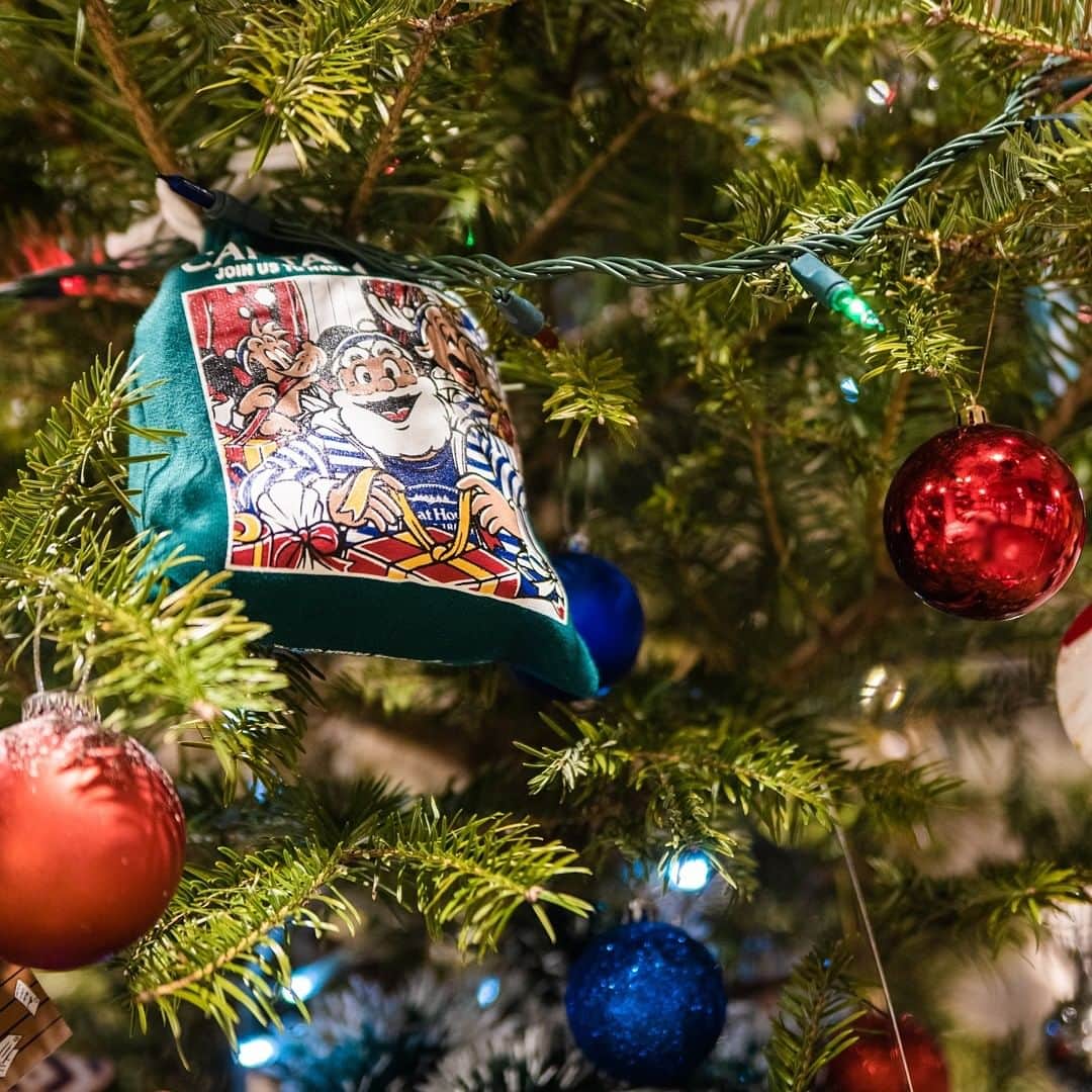 アクアシティお台場/AQUA CiTY ODAIBAさんのインスタグラム写真 - (アクアシティお台場/AQUA CiTY ODAIBAInstagram)「・ 【クリスマスツリー！】 ・ クリスマス時期に現れる、MUSEUM & MUSEUMのクリスマスツリー。本物のモミの木を、アメリカンなオーナメントでデコレーションをしたツリーは見ているだけでワクワクします♪クリスマスシーズンのアクアシティお台場を彩る、特別なフォトスポットです。 ・ MUSEUM & MUSEUM（3F） ・ アクアシティお台場 @aquacity_odaiba_official ・ #アクアシティお台場 #museumandmuseum #ミュージアムミュージアム #captainsanta #longboardcafe #ロングボードカフェ #surfinntokyo #サーフイントーキョー #captainsanta #キャプテンサンタ #キャプテンサンタキャンディ #雑貨 #クリスマスツリー #お台場デート #クリスマスデート #クリスマス #xmas #christmas #aquacityodaiba #お台場 #東京リゾー島 #アクアシティ #odaiba #aquacity #台場 #daiba #東京 #tokyo #日本 #japan」12月16日 19時00分 - aquacity_odaiba_official