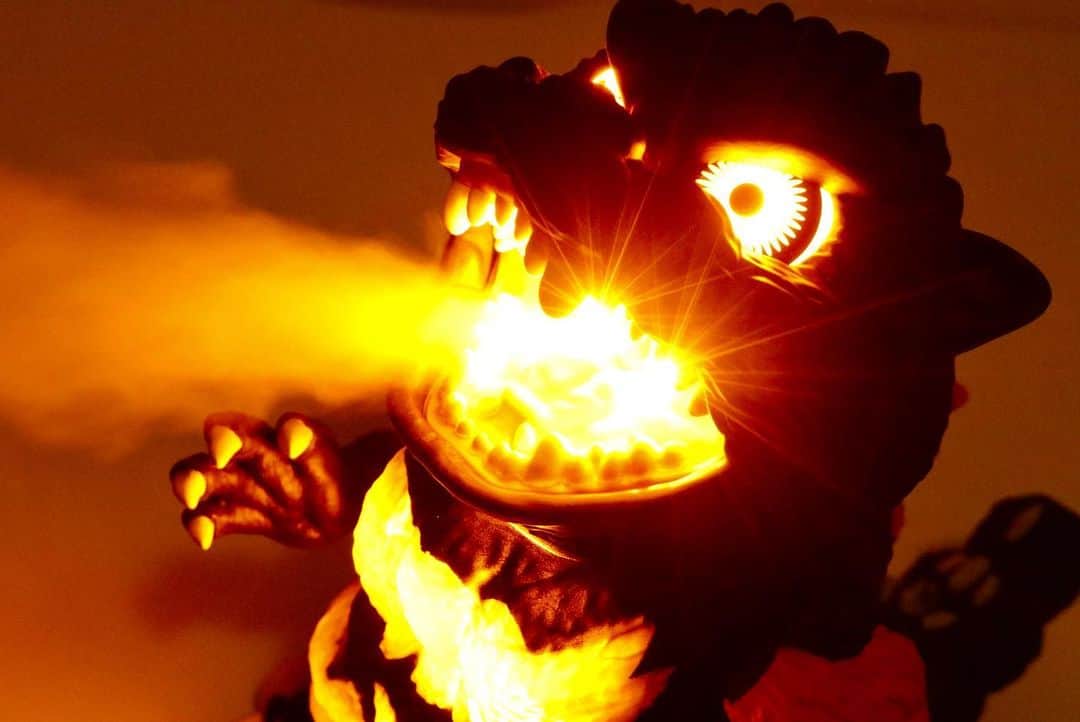 ぎわちん。さんのインスタグラム写真 - (ぎわちん。Instagram)「ゴジラ、潤す。 #ゴジラ #バーニングゴジラ #加湿器 #godzilla #godzillakingofthemonsters  #humidifier #burninggodzilla  #ぎわちん」12月16日 19時01分 - giwa_chin