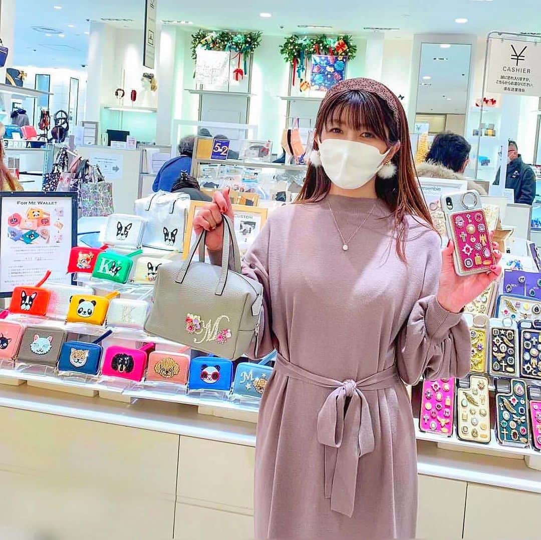 のインスタグラム：「💗💗💗  本日より松屋銀座で開催している @bijou_japan ポップアップストアに行って来たよ〜💕💕  相変わらずキラキラな可愛いアイテムに 釘付け😍💘  この前届いたばかりのiPhoneケースと イニシャルⓂ️のバッグを持って パシャリΣp📷ω･´)  ビジューやスワロフスキーを 自分で自由にカスタムして オリジナルのアイテムが作れるから 1年頑張った自分へのご褒美や プレゼントにも喜ばれる事間違いなし🎅🏻🎁 是非♡足を運んでみてね👣👣  . @victolieve_karyn  @victolieve_ensemble  (コラボ商品あり)  藤井さん♥️ いつもありがとうございます🙇‍♀️  . ✩ ⋆ ✩ ⋆ ✩ ⋆ ✩ ⋆ ✩﻿ ⋆ ✩ ⋆ ✩﻿ ✳ポップアップストア✳ @matsuyaginza  ✳12月16日(水)〜22日(火) 松屋銀座 １階 婦人雑貨売場  ⚠️コロナウイルス感染拡大防止の観点から お客様のオーダーの事前予約を 導入しいます。  予約無しでの直接の来店可能ですが 店頭が混み合う場合は 来店時間をずらしていただく 店頭予約になる場合もあるそうです。  @bijou_japan  ＤMにご希望の日時と お客様のお名前をご連絡してみてね💌💭  . .#銀座松屋#銀座#GINZA#ポップアップストア #iPhoneケース#iPhoneカバー#デコ#アート#スワロフスキー#ビジュー#キラキラ #アンティーク#ヴィンテージ#アクセサリー#ジュエリー#大人可愛い#おとなかわいい#大人女子#雑貨#バッグ#キーケース#お財布あ #Xmas#クリスマスプレゼント #クリスマス#ギフト #おしゃれさんと繋がりたい #お洒落さんと繋がりたい #雑貨好き#インフルエンサー ✩ ⋆ ✩ ⋆ ✩ ⋆ ✩ ⋆ ✩﻿ ⋆ ✩ ⋆ ✩﻿ 見て下さった方(*´︶`*)♡Thanks!💐」