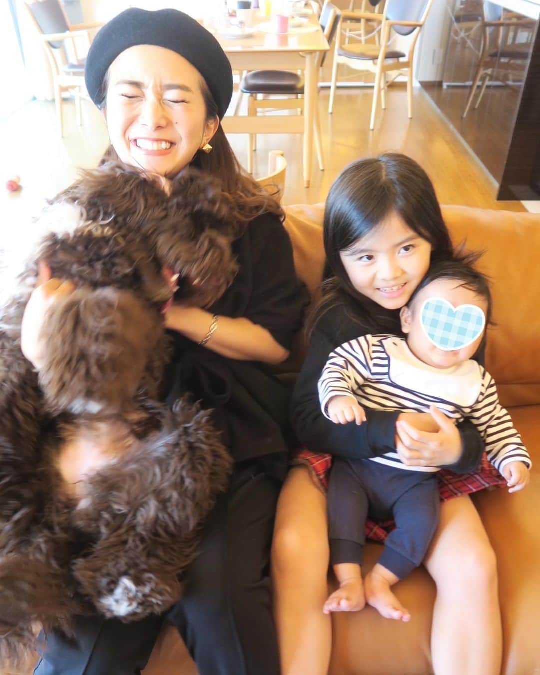 Mai Wakimizuさんのインスタグラム写真 - (Mai WakimizuInstagram)「念願のエヴァちゃん @avas.lifexxとのご対面♡もうずっとずっと会いたかった、触れたかった、埋もれたかった！笑 キムタクの愛犬と同じラブラドゥードゥル！まだ7ヶ月の赤ちゃんで元気いっぱいなんです＼(^o^)／(4枚目の写真が元気さを物語ってる。笑)エヴァちゃんはとにかく息子のことが気になるようで、行くとこ行くとこ追いかけ回してた♡笑 私も今までモフモフの大型犬を沢山飼ってきたのでとても懐かしい気持ちになりました♡このお家、ワンちゃんも子ども達も可愛いがいっぱいで心から帰りたくなった。笑 はぁ、胸いっぱい♡ #エヴァの日記#ラブラドゥードゥル」12月16日 19時01分 - wakkin__m