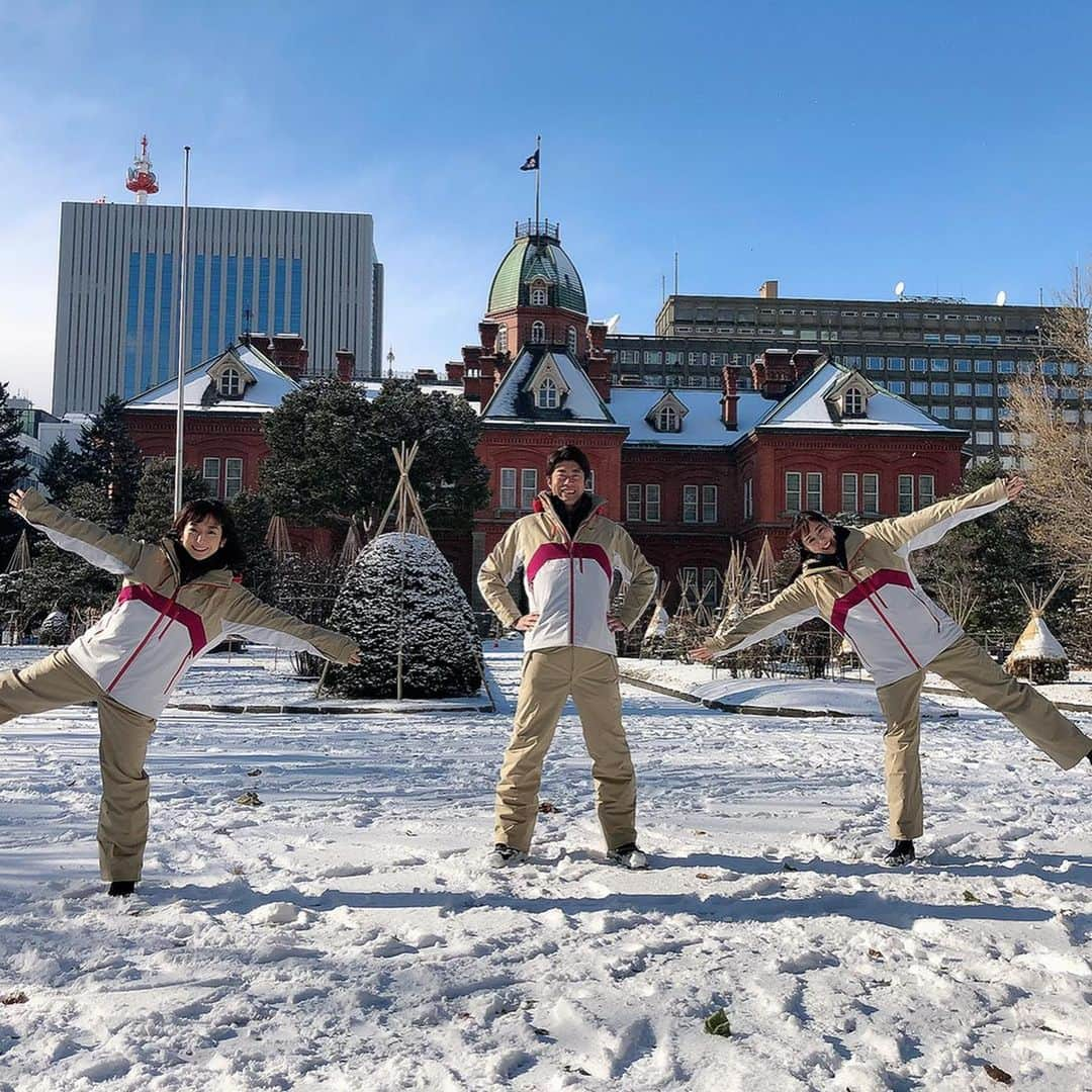 HBC北海道放送アナウンス部さんのインスタグラム写真 - (HBC北海道放送アナウンス部Instagram)「渕上紘行です。  ミズノさんから今シーズンの新作スキーウェアーが届きました！！ ありがとうございます😊 ベージュは今年のトレンドだそう！ インナーの白黒モノトーンもパーカータイプで素敵です^_^ HBCの様々な番組などで着用する姿、ぜひご覧下さい^_^  #mizuno #新作スキーウェアー#レーシングスキーパーカ#フリースキーパンツ#ラークベージュ #フーディテックシールドジャケット#モノトーン #佐藤彩 #大堀結衣 #渕上紘行」12月16日 19時02分 - hbc_announcer