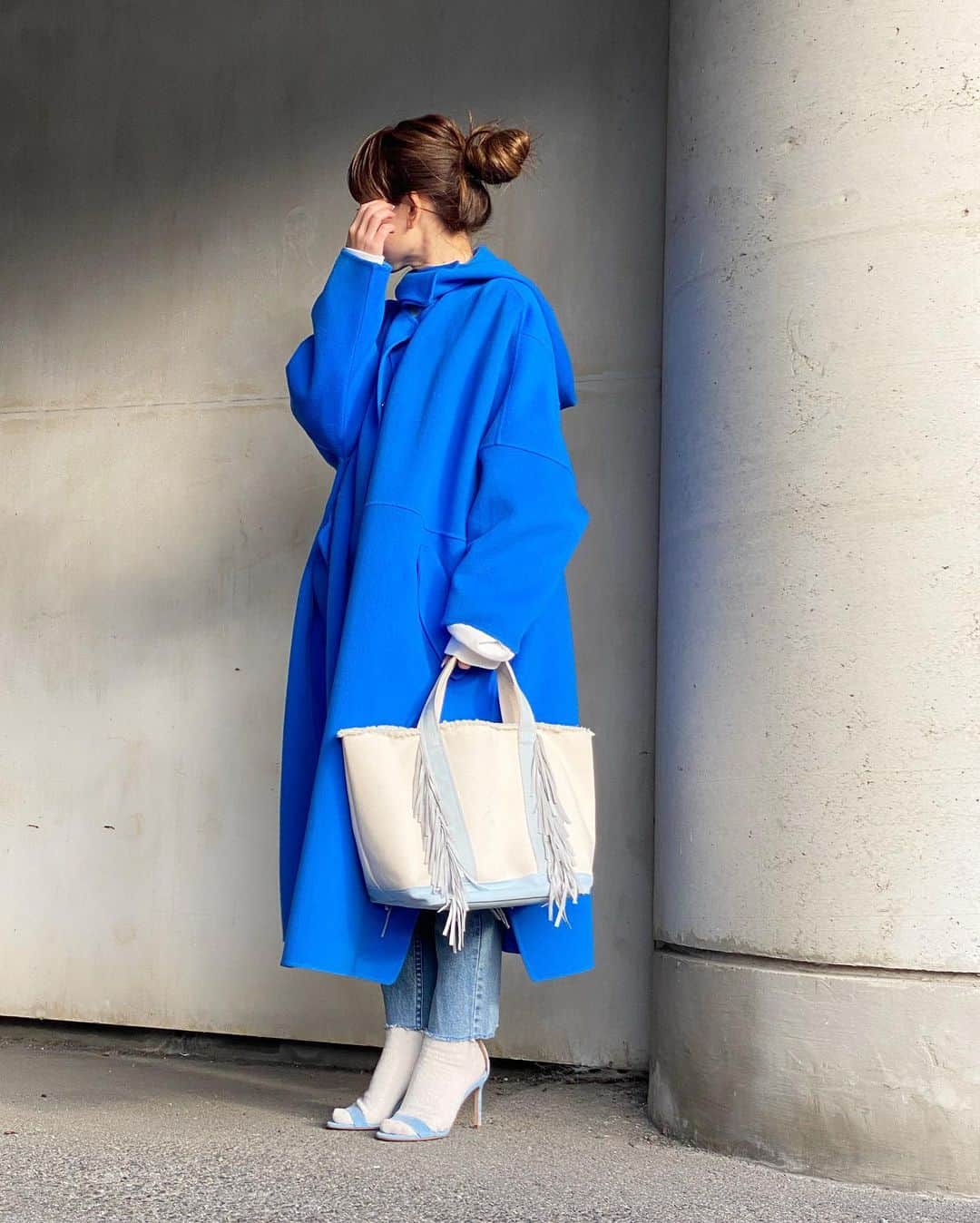 akiii031のインスタグラム：「💙💙💙  寒すぎて今夜はおでん🍢  coat @lecielbleu_official  denim @zara  bag @ayako_bag  sandals @manoloblahnik」