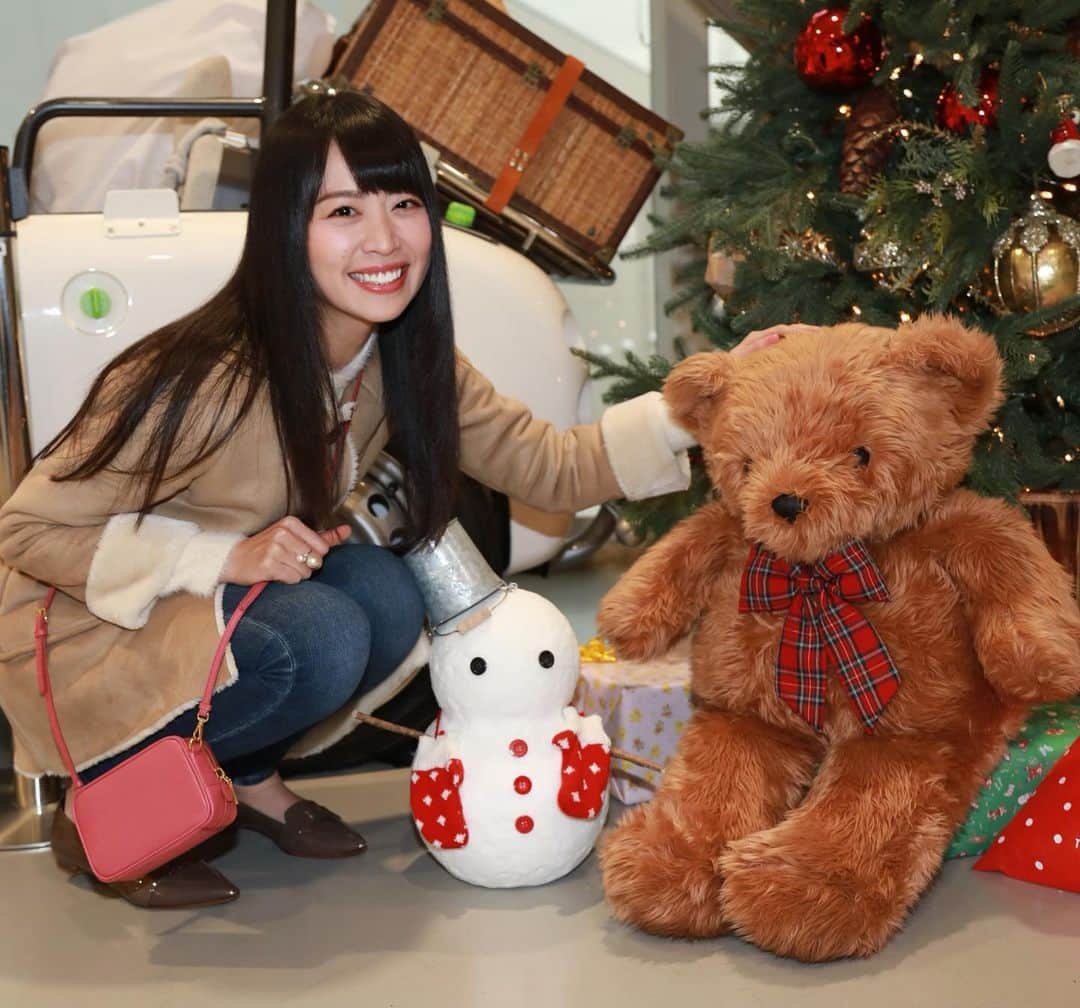 千倉里菜のインスタグラム：「お疲れさま☺️！ もうすぐクリスマスだと気付いて お家にツリー飾りたくなってるよーっ🧸🎄 . . . _ #クリスマス #雪だるま #テディベア #christmastree #snowman #teddybear」