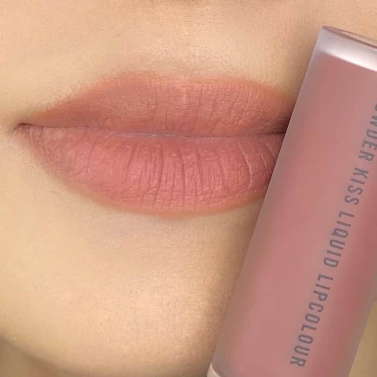 M∙A∙C Cosmetics Japanのインスタグラム：「2020年 M·A·Cアーティストが選ぶ マストハブ！ -リップ編②- ㅤ ❄️パウダー キス リキッド リップカラー: オーバー ザ トープ ㅤ ヌーディーなリキッドリップがイン。人気の理由はムースのようなふんわり軽いつけ心地と、潤いが続くテクスチャー✨マットな質感で、抜け感のあるリップメイクを楽しんで💋  ㅤ #MACPowderkiss #MACパウダーキス #MACCosmeticsJapan #MACコスメ #マックコスメ#MACCosmetics #コスメ #メイク #コスメ紹介 #ポーチの中身 #持ち歩きコスメ #ホリデーメイク #お気に入りコスメ #ベストコスメ #ベスコス #MACリップ #リップ #冬リップ#リップスティック #リップメイク」