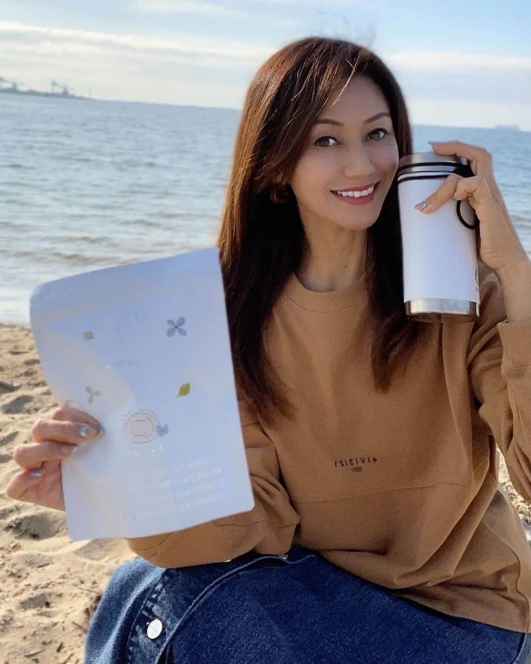 マキさんのインスタグラム写真 - (マキInstagram)「こんばんは☺️  今日は本当に寒い一日でしたね‼️ 今週は寒い日が続くみたいですので、 身体が温まるように、私は今人気の #チャーガ茶を飲んでます⤴️  @rethe_chaga   お出かけの時も水筒に入れて 飲めるようにしてるよ☺️ チャーガ茶　リテ  ヤカンでお水からコトコト煮出して飲むのが成分がしっかり取り出せて、栄養素が高いの。身体も温まるしノンカフェインだから小さい子からも飲めるよ😃  美肌作り・抗酸化作用・抗糖化作用・免疫力アップやお通じ改善にもいいから、 特に女性には嬉しいよね⤴️  私は飲み始めてから毎日お腹もすっきりしていい感じ☺️  特に冬は免疫高めてたいから、 お勧めだよ‼️  是非試して見てね☺️  #温活 #rethe #リテ #チャーガ茶 #チャーガティー ＃美活#お通じ改善 #栄養素たっぷり #お出かけにも#rethe #白樺の木#マザーツリー#健康#美容 #アラフィフ#アラフィフ女子#美容好きな人と繋がりたい」12月16日 19時06分 - maki_s0205