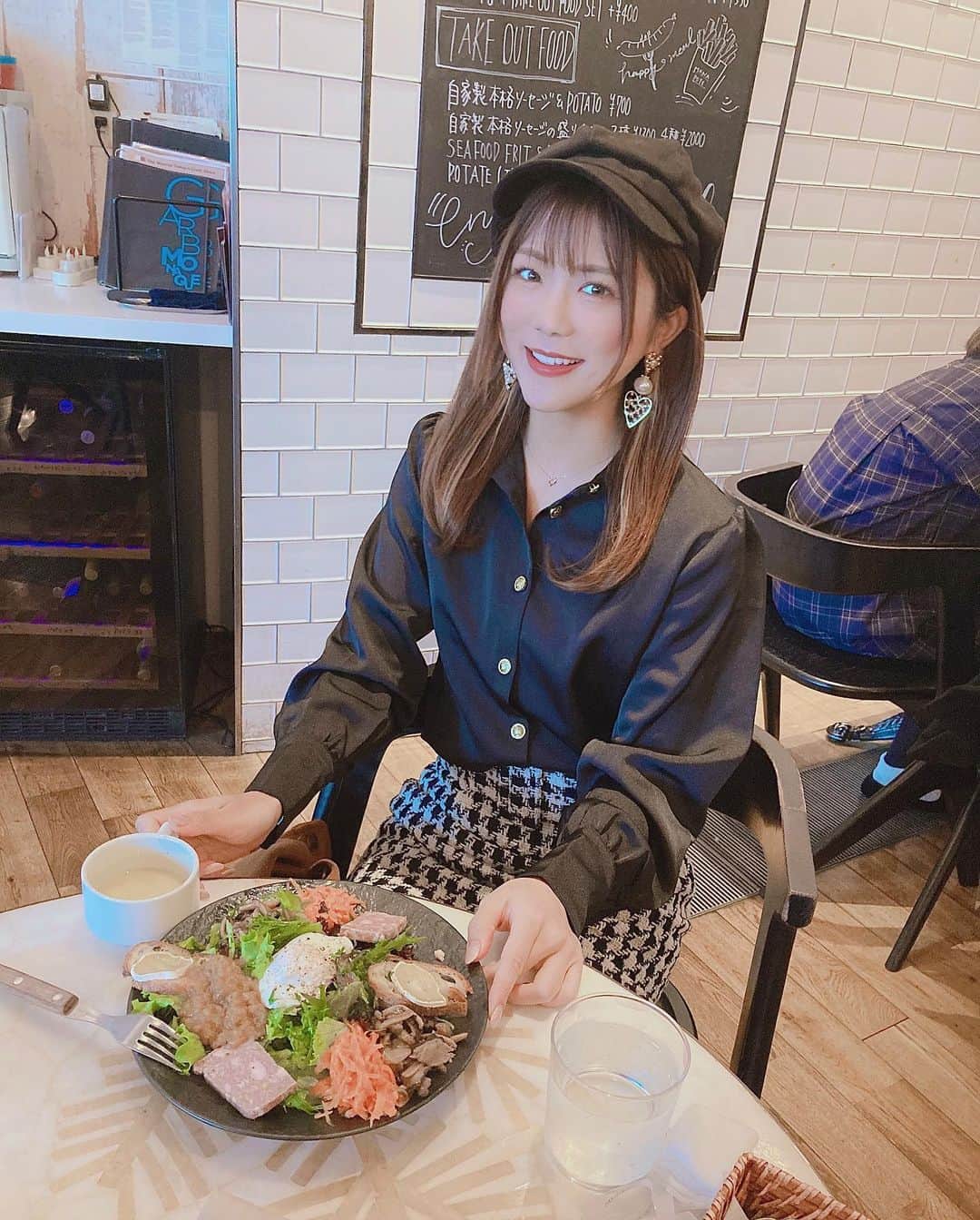 海江田麻貴さんのインスタグラム写真 - (海江田麻貴Instagram)「ㅤㅤㅤㅤㅤㅤㅤㅤ  ㅤㅤㅤㅤㅤㅤㅤㅤ もりもりサラダ🥗 カフェのこういう盛りだくさんサラダプレートみたいなん大好き❤︎ ㅤㅤㅤㅤㅤㅤㅤㅤ ㅤㅤㅤㅤㅤㅤㅤㅤ はぁ〜ん、アプリ美化されすぎてこわいこわい、、盛れすぎない、色味と質感だけ可愛く撮れるセルフィーアプリないですかね🤤💭  ㅤㅤㅤㅤㅤㅤㅤㅤ  ㅤㅤㅤㅤㅤㅤㅤㅤ #garbmonaque #グランフロント大阪 #グランフロント #ガーブモナーク #大阪ランチ #梅田ランチ #大阪カフェ #梅田カフェ #サラダプレート #salad #saladplate #vegetables #キャスケット #n_with #zara #zarawomen #ザラ #ザラジョ #ザラジョコーデ #千鳥柄 #チェックスカート #blackcode #ブラックコーデ #japanesegirl #healthyfood #healthylifestyle #healthyeating #ヘルシーランチ #うめきた広場 #うめきた」12月16日 19時17分 - _makiii0924_
