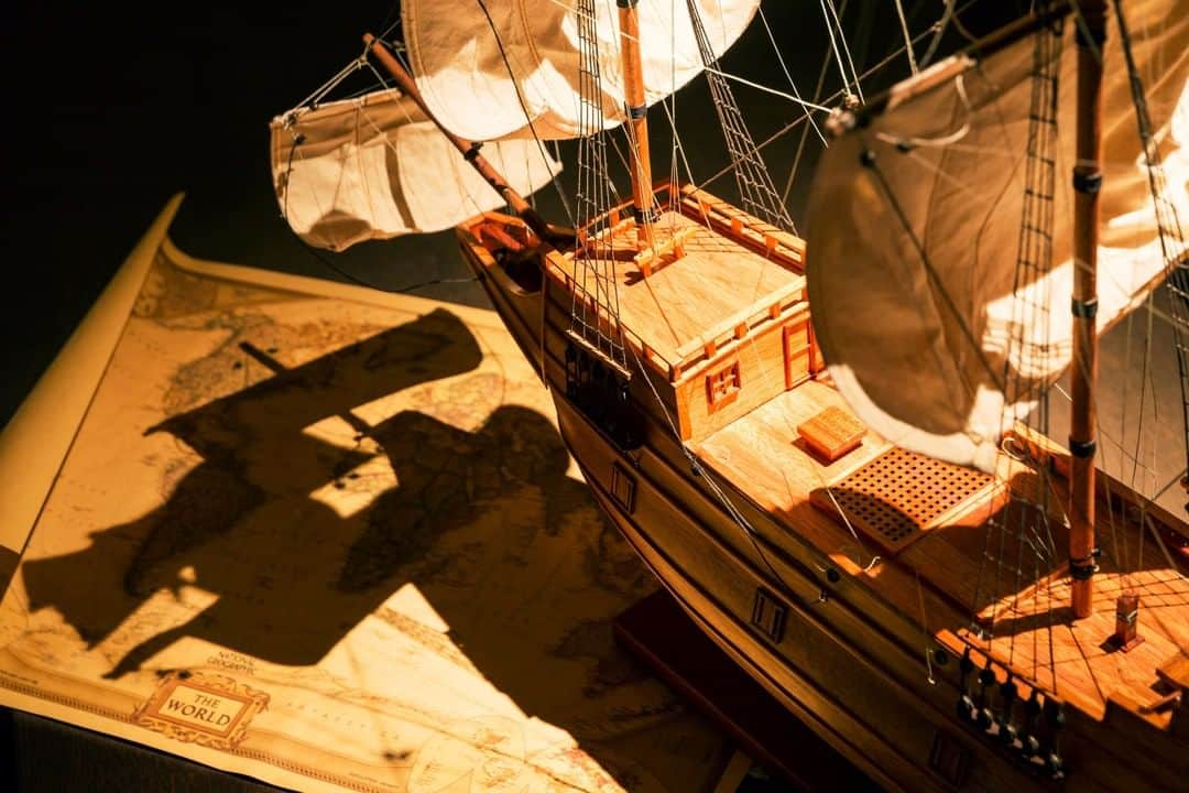 星野リゾート 界の若者旅さんのインスタグラム写真 - (星野リゾート 界の若者旅Instagram)「界 アンジンでは、「青い目のサムライ」と呼ばれた「三浦按針（あんじん）」の生きた時代や航海の知恵を感じていただけるプログラムをご用意しています。  伊東の地で日本初の西洋式帆船「サン・ブエナ・ベントゥーラ号」を造船した英国人航海士の三浦按針。按針が日本に来た経緯や、「サン・ブエナ・ベントゥーラ号」の造船の歴史、按針の生涯について、ストーリー仕立てのショートムービーで紹介します。 各地の土地柄を楽しめるイベントを毎日無料で開催する「界のご当地楽」。界 アンジンで、三浦按針が旅した時代のロマンを感じてみては？  界 アンジンのご当地楽「青い目のサムライ紀行」 開催日時：毎日 開催場所：界 アンジン　トラベルライブラリー  #hoshinoresorts #kaianjin #星野リゾート #界アンジン #静岡 #伊東 #伊東温泉 #温泉旅館　#三浦按針　#ご当地楽」12月16日 19時16分 - hoshinoresorts.kai