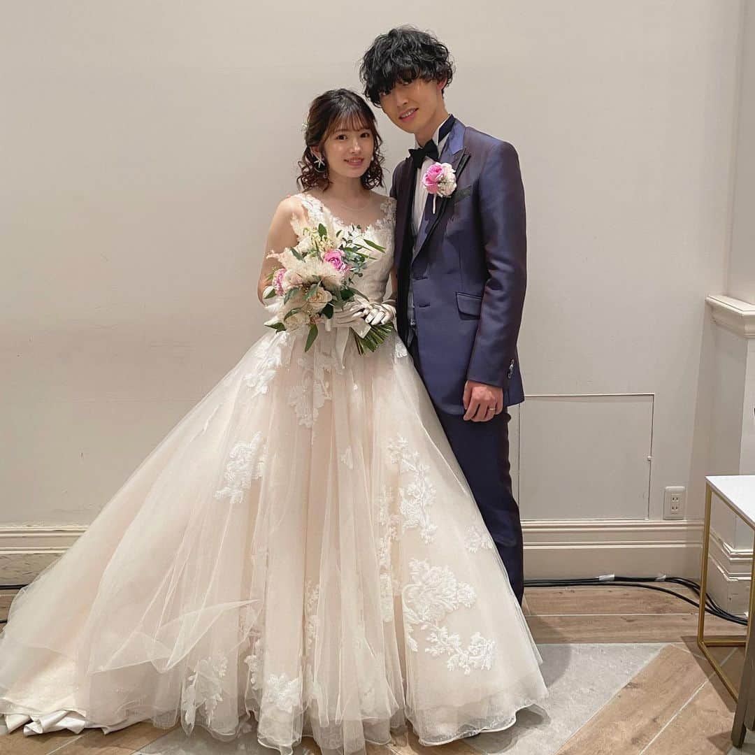 青木菜花のインスタグラム：「.﻿ .﻿ なのかじ結婚式in恋ステ﻿ ありがとうございました💐 ﻿ 沢山の恋ステメンバー、スタッフさんたちのお陰で﻿ 私達にとって忘れられない最高の思い出になりました😢﻿ ﻿ そしてかじくんの最後の手紙にやられました…笑﻿ 絶対泣かない！って思ってたのに😂😂😂﻿ ﻿ みんな大好きです！！！！！﻿ .﻿ .﻿ #なのかじ #結婚式 #恋ステ #恋する週末ホームステイ #ウェディングドレス #acquagrazie　#アクアグラツィエ　#ベストアニバーサリー」