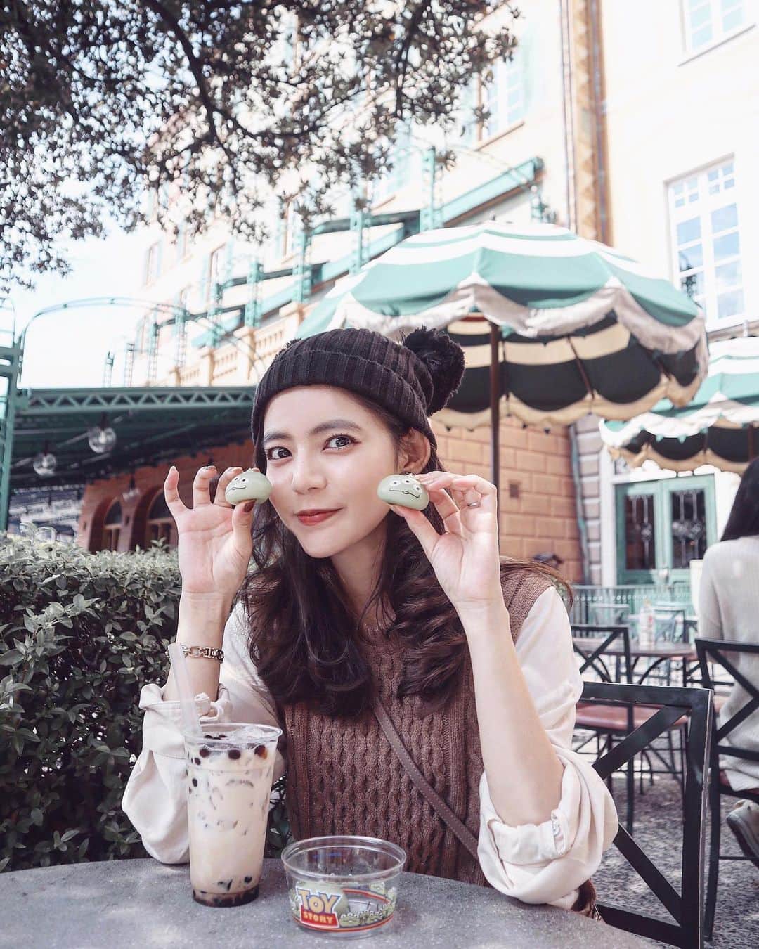 畑有里紗さんのインスタグラム写真 - (畑有里紗Instagram)「ディズニー行くと 毎回食べるリトルグリーンまん 💫 カスタードが一番好き🥳  このとき一緒に飲んだ コーヒーミルクタピオカも 美味しかったなぁぁ🧋🤎  タピオカって打ったときに これ🧋が急に出てきて こんな絵文字あることを いま知ってびっくりした😂!!  #ディズニーシー#disneysea#disney#ディズニーフード #ディズニーランド#ディズニー#東京ディズニーリゾート#東京ディズニーランド」12月16日 19時09分 - arii_m36