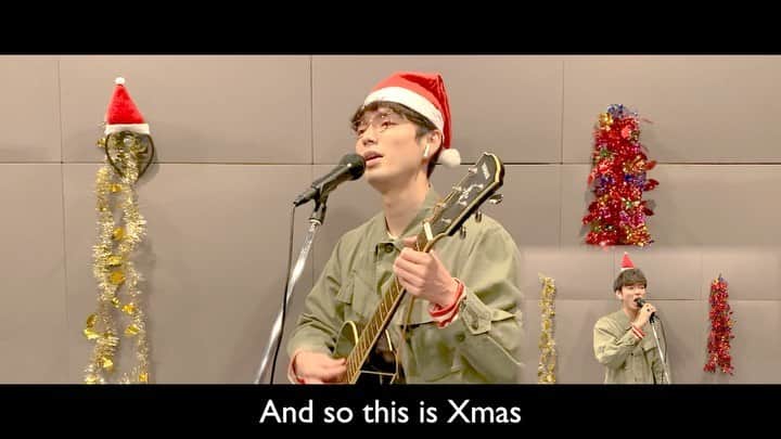 有原遣智のインスタグラム：「「Happy Xmas(War Is Over)」をカバーしてみました🎤 ﻿ 色々なことが起きた2020年に1番聴きたくなったクリスマスソングでした🎅﻿ ﻿ John Lennonへのリスペクトを込めて﻿、 ミリタリーシャツとサヴィルロウを身につけて歌っています👓﻿ ﻿ Youtubeにフルバージョン上げています。﻿ プロフィールにリンクを貼っているので是非チェックしてみてください🙆‍♂️﻿ ﻿ みなさんのクリスマスが素敵なものになりますように🎄  arrange: @tuyoshi_taka  ﻿ #happyxmas #happyxmaswarisover #warisover #johnlennon #thebeatles #beatles #onoyoko #ハッピークリスマス #クリスマス #ジョンレノン #オノヨーコ #歌ってみた #演奏してみた #カバー動画 #カバー #cover #弾き語り」