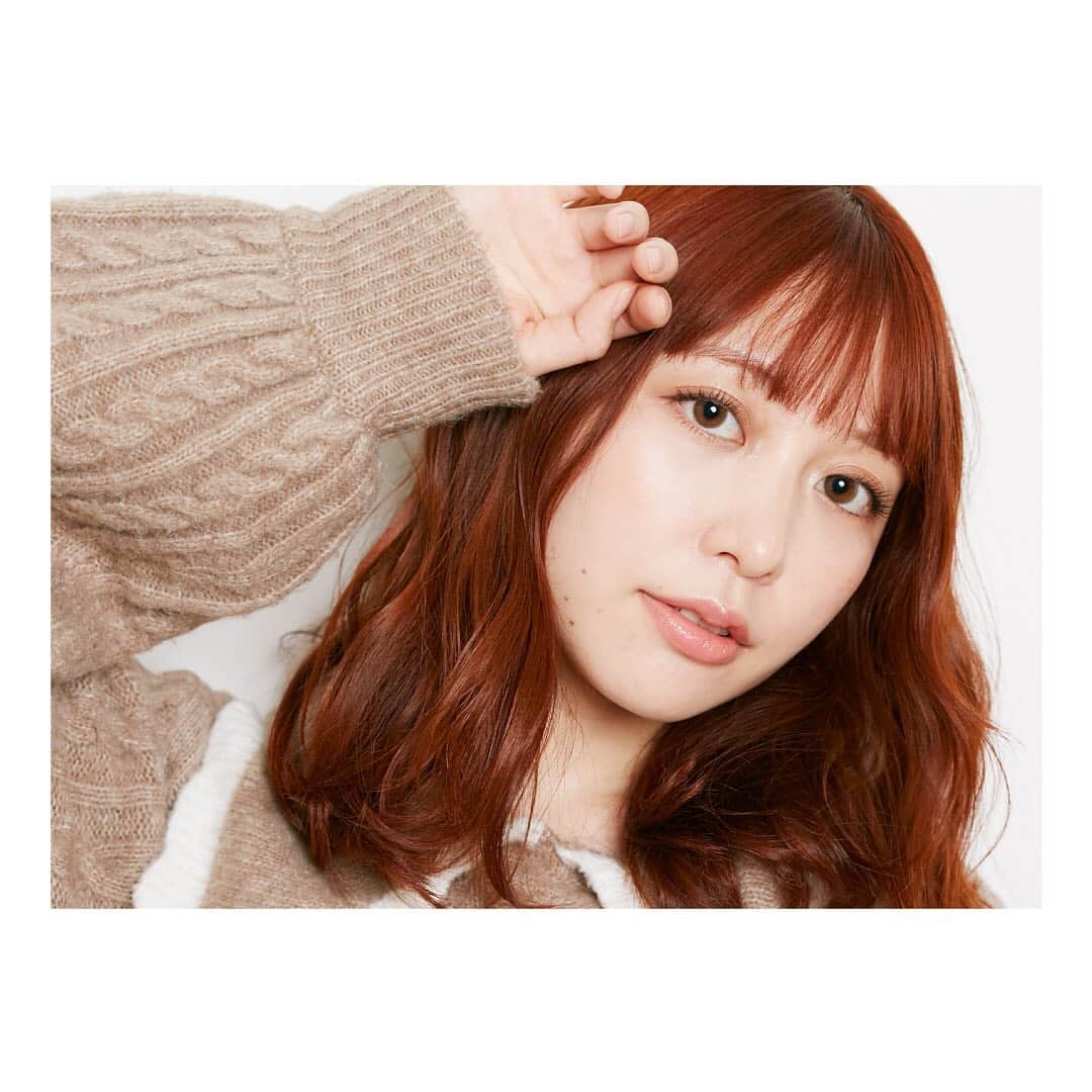 Zoff Officialさんのインスタグラム写真 - (Zoff OfficialInstagram)「Zoff×スカルプD 顔の型別『メガネと目元メイク』面長さん編🍋  面長さんは上下幅の広いフレームを選ぶとフェイスラインとのバランスがとれて◎。 おすすめの型⇒ボストン、ウェリントン、逆ナイロールなど  ▽ HOW TO MAKE UP 顔の縦横をバランスよく仕上げるため、メイクは目の横幅は生かしつつ丸みをプラスするのがポイント。上まぶたにブラウン系のアイシャドウでグラデーションを作ったら、下まぶたに薄いベージュをのせ、アイラインを目の形に沿って引くとさらに丸目風に。マスカラは目尻側のまつ毛を横に流すように。仕上げのリップは口元を強調しないヌーディーカラーがおすすめ。前夜にまつ毛美容液を塗ってまつ毛をケアしておくのも忘れずに。  ▽ ITEM メガネ【Zoff】 ZF201003_11A1 ¥9,900(税込)  アイメイク【スカルプDまつ毛美容液シリーズ】 ピュアフリーアイラッシュセラム プレミアム ピュアフリーアイライナー(ブラック) ピュアフリーボリュームマスカラ(ブラック) *まつ毛美容液プレミアムはまつ毛ケア成分が2倍配合 *マスカラとアイライナーにもまつ毛ケア成分配合でこの3種類を使用すると24時間まつ毛ケアができます  ✨PRESENT✨ モデル着用のメガネとアイメイク用品3点をすべてセットにして3名様にプレゼントします。 応募方法：本アカウントで公開されているこのプレゼントに関するストーリーズ投稿にリアクションで応募。ハイライトからもご応募いただけます。 応募期間：2020年12月31日 23:59まで  Model @misaxmas Photographer @pinocobanana  #Zoff #EyePerformance #glasses #eyewear #makeup #メガネ #メガネ女子 #メガネコーデ #スカルプD #スカルプDまつ毛美容液 #まつ毛ケア #アイメイク」12月16日 19時09分 - zoff_eyewear