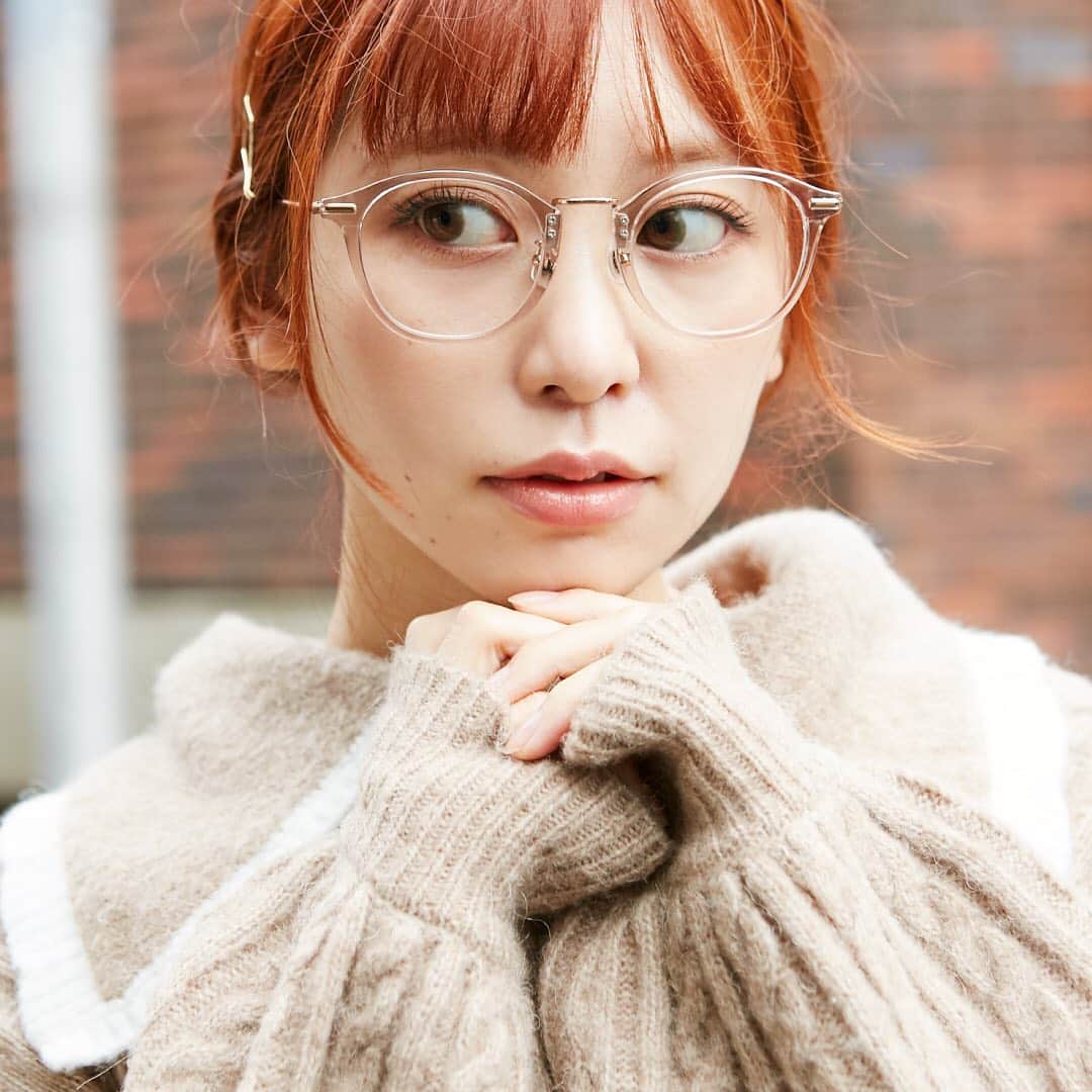 Zoff Officialのインスタグラム：「Zoff×スカルプD 顔の型別『メガネと目元メイク』面長さん編🍋  面長さんは上下幅の広いフレームを選ぶとフェイスラインとのバランスがとれて◎。 おすすめの型⇒ボストン、ウェリントン、逆ナイロールなど  ▽ HOW TO MAKE UP 顔の縦横をバランスよく仕上げるため、メイクは目の横幅は生かしつつ丸みをプラスするのがポイント。上まぶたにブラウン系のアイシャドウでグラデーションを作ったら、下まぶたに薄いベージュをのせ、アイラインを目の形に沿って引くとさらに丸目風に。マスカラは目尻側のまつ毛を横に流すように。仕上げのリップは口元を強調しないヌーディーカラーがおすすめ。前夜にまつ毛美容液を塗ってまつ毛をケアしておくのも忘れずに。  ▽ ITEM メガネ【Zoff】 ZF201003_11A1 ¥9,900(税込)  アイメイク【スカルプDまつ毛美容液シリーズ】 ピュアフリーアイラッシュセラム プレミアム ピュアフリーアイライナー(ブラック) ピュアフリーボリュームマスカラ(ブラック) *まつ毛美容液プレミアムはまつ毛ケア成分が2倍配合 *マスカラとアイライナーにもまつ毛ケア成分配合でこの3種類を使用すると24時間まつ毛ケアができます  ✨PRESENT✨ モデル着用のメガネとアイメイク用品3点をすべてセットにして3名様にプレゼントします。 応募方法：本アカウントで公開されているこのプレゼントに関するストーリーズ投稿にリアクションで応募。ハイライトからもご応募いただけます。 応募期間：2020年12月31日 23:59まで  Model @misaxmas Photographer @pinocobanana  #Zoff #EyePerformance #glasses #eyewear #makeup #メガネ #メガネ女子 #メガネコーデ #スカルプD #スカルプDまつ毛美容液 #まつ毛ケア #アイメイク」