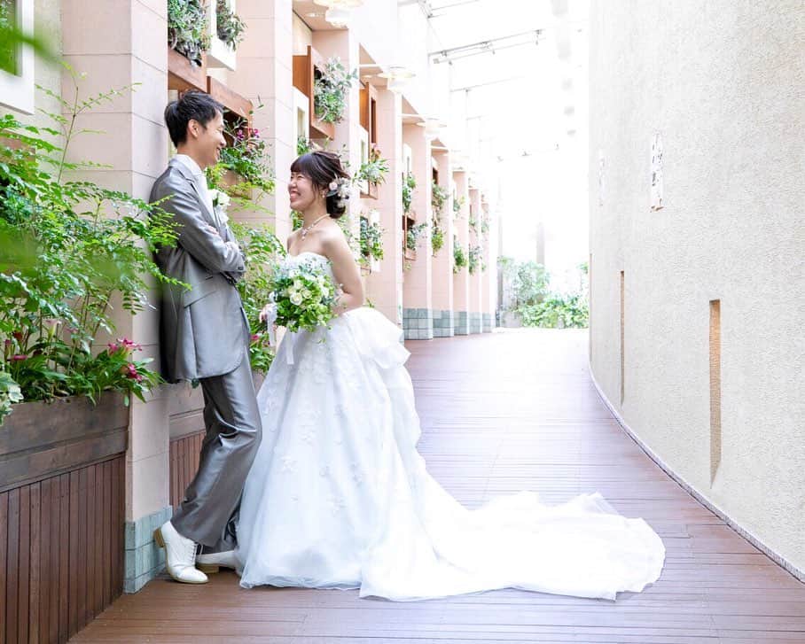 のインスタグラム：「#スマ婚レポ をご紹介します✨  【東海】#ホテルウェディング  【会場】#名古屋東急ホテル  【挙式】2020年11月 【人数】新郎新婦おふたりのみ  二人きりでの挙式を執りおこなったおふたり🕊 お支度のご様子やホテルロビー、エレベーター内など 挙式以外のシーンでもたくさんのお写真を 撮影させていただきました☺📸💕  📝 【衣 装】スマ婚提携ショップでレンタル  衣装店▷#フォーシスアンドカンパニー 【ホワイトブーケ】スマ婚オプション 【ケーキ】挙式のみのためなし 【装 花】挙式のみのためなし  －－－－－－－－－－－－－－－－－－ どうしてスマ婚を選んだの？ スマ婚のメリットは？ プランに含まれている内容で十分だった？ …など、 #スマ婚花嫁 さまにインタビューして 【ウェディングレポート】を作成しております📋 @smakon_official  プロフィールTOPのURL→ウェディングレポート にてご覧ください💡 －－－－－－－－－－－－－－－－－－  #スマ婚 #結婚式 #プレ花嫁 #式場探し #プレ花嫁準備 #結婚式準備 #披露宴演出 #プレ花嫁さんと繋がりたい #全国の花嫁さんと繋がりたい #2020秋婚 #2020冬婚 #2021春婚 #2021夏婚 #2021秋婚 #関東花嫁 #東海花嫁 #スマ婚花嫁 #スマ婚レポ #卒花嫁レポ #結婚式準備レポ #卒花レポ #ウェディング #挙式のみ #挙式レポ #挙式 #ウェディングドレス #ナチュラルブーケ」