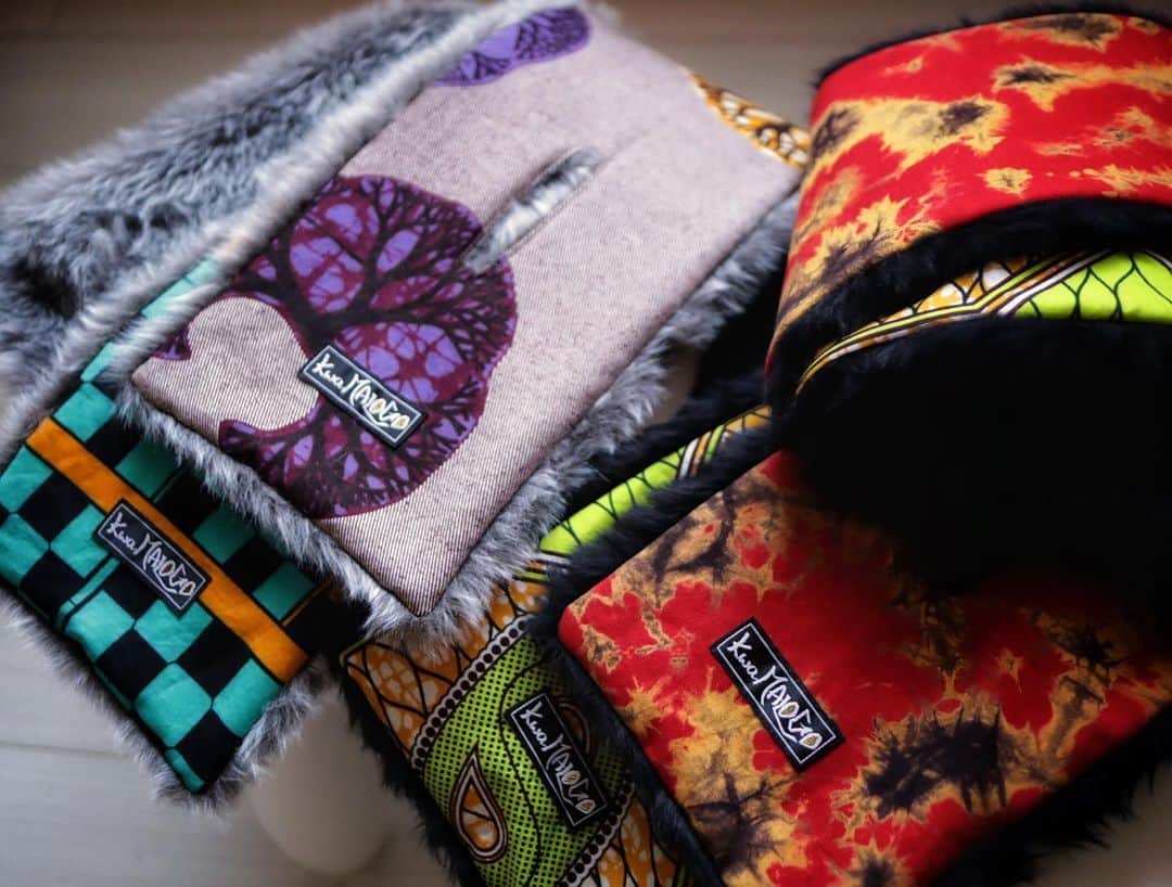 kwa MALOGOのインスタグラム：「【元気のでる色柄】 .  アフリカ布×フェイクファーのぬくぬくショートマフラー🧣を4点製作しました😊 .  一度は再入荷予定無しと聞いたグレーのファーが入荷しているのを発見‼️ なぜだ⁈ またすぐ無くなるかもしれないのでとりあえず2点分はGET→製作してみました😉 .  そんなこんなでどれも再製作できるかはわかりません🙏 .  ウェブショップに掲載済みです📲🖥 .  #ショートマフラー  #マフラー  #フェイクファー  #アフリカ布  #キテンゲ  #アフリカンプリント  #イロのある生活  #アフリカ雑貨  #kwamalogo  #muffler #winterfashion #africanfashion #fakefur #africanprint #africanfabric #colorfullife」