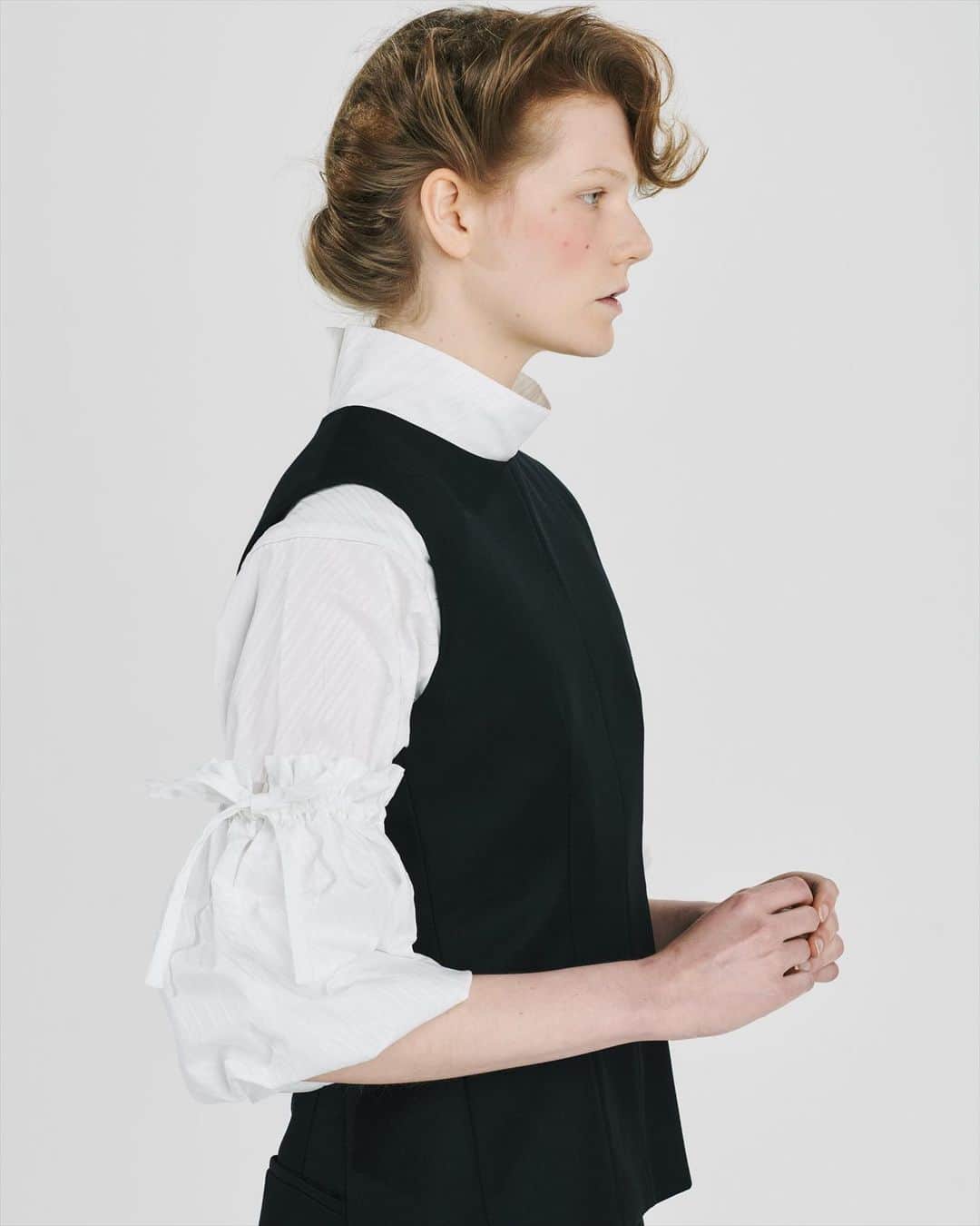 Fashion Headlineのインスタグラム：「まだまだ冬の装いを楽しんでいる最中ではありますが、少しずつ春の服も気になってきていませんか?  今日は、現在発売中の2021年春の新作アイテムから、最近特に気になっているビューティフルピープル（beautiful people）Side-Cコレクションより、シャツ&ブラウスをご紹介します。  元々個人的にbpのシャツブラウスがとても好きなのですが、この2021年春のSide-Cコレクションもすごく素敵なのです。このブランドのシャツやブラウスの特に好きなところは、ドレスアップ感もありつつ、肩肘張らない空気感で着られるシルエット、ステッチ等細部のしつらえ。  画像1〜4枚目：袖のボリュームが特徴的なパフスリーブブラウス。巾着袋の機能を袖のデザインに落し込んだ仕様になっており、巾着の口紐をほどくことで5部袖が長袖に変化します。また、よく見るとストライプパターンの白の生地が使われているところもポイント! 主張しすぎず、さりげないこだわりがある白って最高にいい。キャンディーストライプギャザースリーブブラウス（税込 5万8,300円）  画像5〜7枚目：先ほどと同型のアイテム。春先は鮮やかな色も着たいなあ。ワードローブに新鮮な空気を投入してくれるこのグリーン、すごく好き! キャンディーストライプギャザースリーブブラウス（税込 5万8,300円）  画像8〜10枚目：こちらも21年春のSide-Cコレクションより。紳士の礼服から着想を得たというタキシードシャツって気にならないはずがない! 特筆すべきはこの袖口でしょう…カフスを折り返すと顔を出すフリルレース。メンズライク×ガーリーって私たち一生大好きなんじゃないかなあ。 スビンゴールドピマアートピケタキシードシャツ（税込 4万9,500円）  これらアイテム、早速冬の定番セーターと合わせて着たいなあ……なんて。そういえばもうすぐクリスマス!  自分へのクリスマスプレゼントに買おうか、いや、恋人におねだりしてみるのもいいかも?  とにかく、これはまた、ずっと着たいマイスタンダードワードローブとしてチェックしておきたい素敵なアイテムとしてレコメンドさせていただきます。  気になる人は今すぐbeautiful peopleのオフィシャルオンラインストアをチェックしてみてくださいね。  check☞ @beautifulpeople_officialsite  beautiful people URL：https://beautiful-people.jp」
