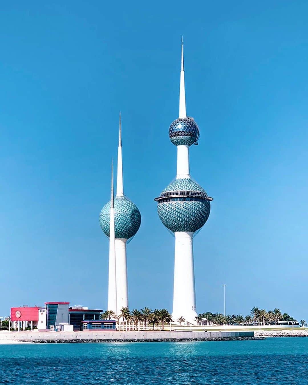 タビイクさんのインスタグラム写真 - (タビイクInstagram)「【24.クウェート国🇰🇼】  クウェートの紙幣にも描かれている「クウェートタワー 」は、3本の塔からなります。1番高い塔の球形部分には、展望台やレストランがあり、クウェートの街を一望出来ます🏙  残りの2つの塔も、給水塔や郊外へ電力を供給するなどの役割があります☝️  .  クウェートは日本との親交が深く、東日本大震災の時は、クウェートから原油500万バレル(400億円相当)が無償提供されたり、多額の義援金があったりしました🌈 義援金の4割がクウェートだったとも言われているんです。 .  【#タビイク世界制覇 】  photo by  Unsplash   ✼••┈┈••✼••┈┈••✼••┈┈••✼••┈┈••✼ ••┈┈••✼ ﻿  @tabiiku をタグ付けすると、お写真が紹介されるかも！？ 是非タグ付けして投稿してくださいね🌷 アジアのお写真、大募集中です！！  ✼••┈┈••✼••┈┈••✼••┈┈••✼••┈┈••✼ ••┈┈••✼ ﻿   #旅女 #vacation #instatravel #instapassport #バンライフ #旅行好き #旅行行きたい #旅行好き女子 #絶景 #バックパッカー #backpacker #フォトジェニック#Instagram #タビイク #クウェート #Kuwait #クウェート国 #クウェートタワー #Kuwaittower #クウェート旅行 #クウェートシティ #クエート #kuwaitcity #kuwaitinstagram #kuwaitphoto #kuwaitlove #クウェート🇰🇼 #クウェートタワーズ #Kuwaittowers」12月16日 19時12分 - tabiiku