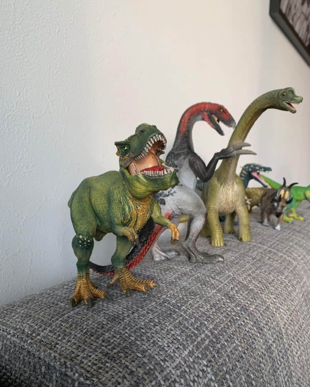 春名亜美さんのインスタグラム写真 - (春名亜美Instagram)「最近、我が家に仲間入りした @schleichjapan の恐竜シリーズ🦖🦕  唯一少しだけ仲良く遊んでくれるのが、この恐竜の戦いごっこ🦕🦖  長男はクリスマスが近いことを知ってるから、「あ〜、次、○○サウルスが欲しいなぁ〜」とか言ってくる。こっちをチラッと見ながら。  しかし、この恐竜たち、本当リアルで良く出来てる。 皮膚のザラザラ感とか、こんな感じだったのかなぁなんて思いながら、私も触ってみたり。笑  それにしても。 この歳になって、こんなに恐竜の名前を覚えることになるとはね。 ・ ・ ・ #schleich #兄弟ママ #兄弟 #シュライヒ #フィギュア #おもちゃ #恐竜 #PR」12月16日 19時17分 - amiharunaami
