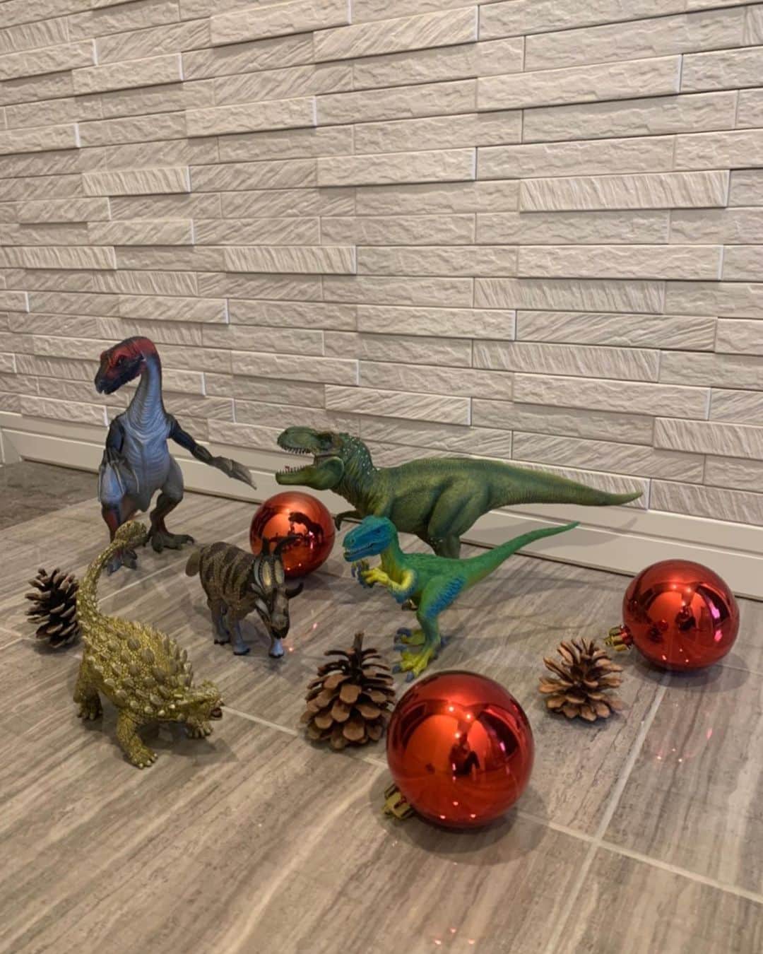 春名亜美さんのインスタグラム写真 - (春名亜美Instagram)「最近、我が家に仲間入りした @schleichjapan の恐竜シリーズ🦖🦕  唯一少しだけ仲良く遊んでくれるのが、この恐竜の戦いごっこ🦕🦖  長男はクリスマスが近いことを知ってるから、「あ〜、次、○○サウルスが欲しいなぁ〜」とか言ってくる。こっちをチラッと見ながら。  しかし、この恐竜たち、本当リアルで良く出来てる。 皮膚のザラザラ感とか、こんな感じだったのかなぁなんて思いながら、私も触ってみたり。笑  それにしても。 この歳になって、こんなに恐竜の名前を覚えることになるとはね。 ・ ・ ・ #schleich #兄弟ママ #兄弟 #シュライヒ #フィギュア #おもちゃ #恐竜 #PR」12月16日 19時17分 - amiharunaami