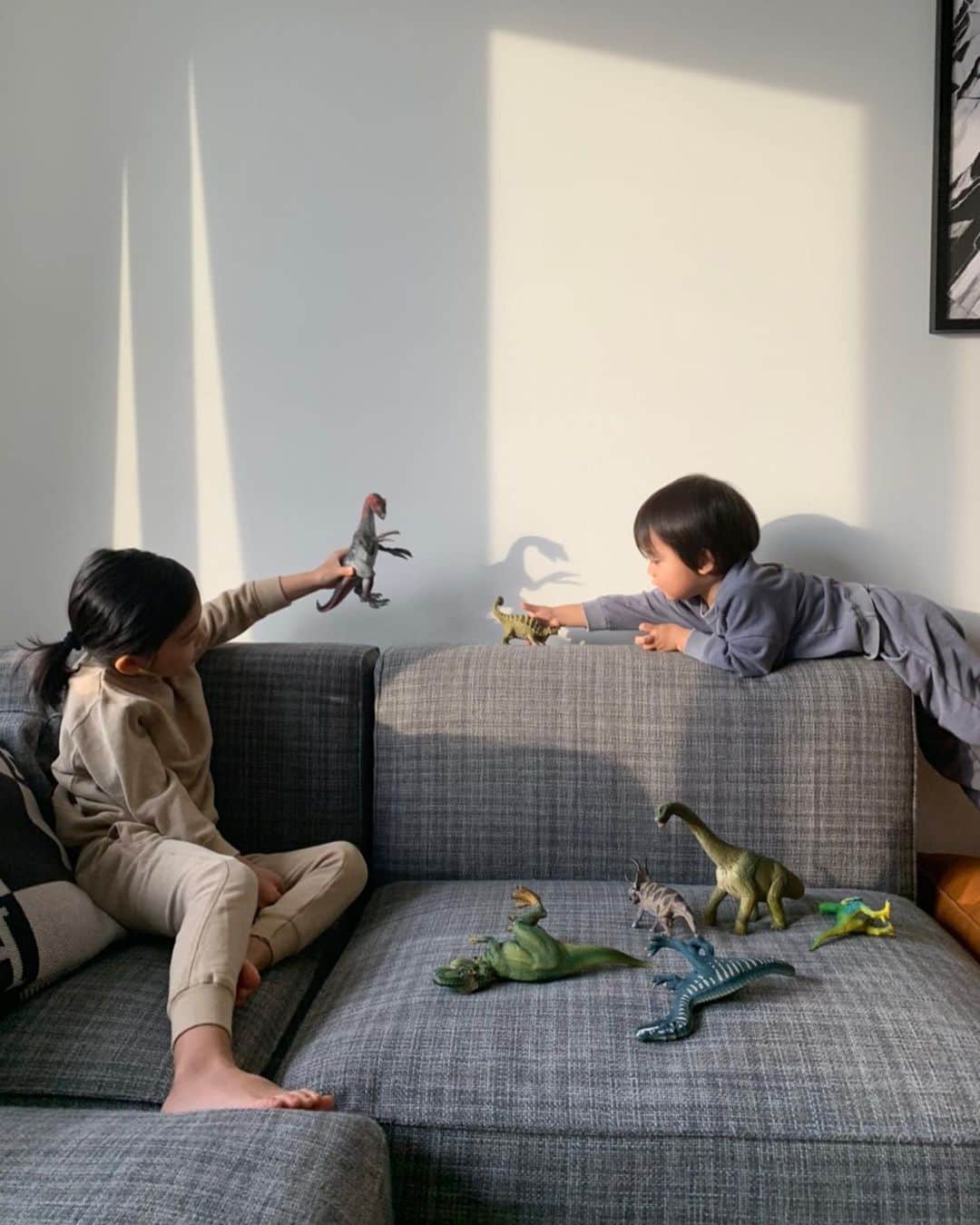 春名亜美さんのインスタグラム写真 - (春名亜美Instagram)「最近、我が家に仲間入りした @schleichjapan の恐竜シリーズ🦖🦕  唯一少しだけ仲良く遊んでくれるのが、この恐竜の戦いごっこ🦕🦖  長男はクリスマスが近いことを知ってるから、「あ〜、次、○○サウルスが欲しいなぁ〜」とか言ってくる。こっちをチラッと見ながら。  しかし、この恐竜たち、本当リアルで良く出来てる。 皮膚のザラザラ感とか、こんな感じだったのかなぁなんて思いながら、私も触ってみたり。笑  それにしても。 この歳になって、こんなに恐竜の名前を覚えることになるとはね。 ・ ・ ・ #schleich #兄弟ママ #兄弟 #シュライヒ #フィギュア #おもちゃ #恐竜 #PR」12月16日 19時17分 - amiharunaami
