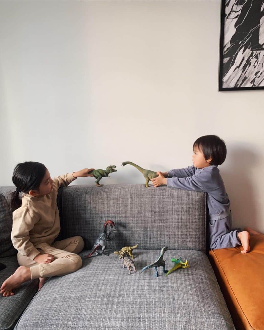 春名亜美さんのインスタグラム写真 - (春名亜美Instagram)「最近、我が家に仲間入りした @schleichjapan の恐竜シリーズ🦖🦕  唯一少しだけ仲良く遊んでくれるのが、この恐竜の戦いごっこ🦕🦖  長男はクリスマスが近いことを知ってるから、「あ〜、次、○○サウルスが欲しいなぁ〜」とか言ってくる。こっちをチラッと見ながら。  しかし、この恐竜たち、本当リアルで良く出来てる。 皮膚のザラザラ感とか、こんな感じだったのかなぁなんて思いながら、私も触ってみたり。笑  それにしても。 この歳になって、こんなに恐竜の名前を覚えることになるとはね。 ・ ・ ・ #schleich #兄弟ママ #兄弟 #シュライヒ #フィギュア #おもちゃ #恐竜 #PR」12月16日 19時17分 - amiharunaami