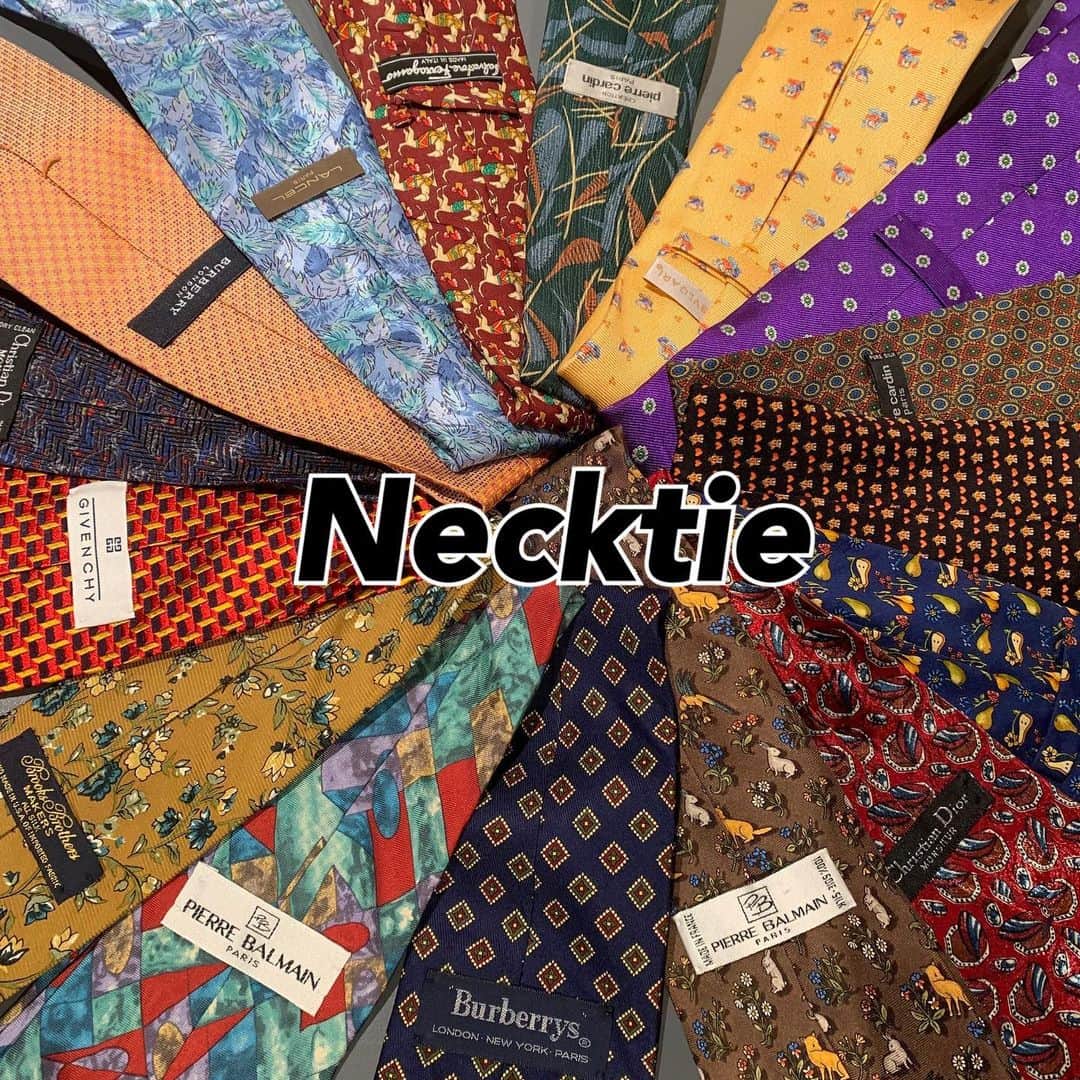 のインスタグラム：「#原宿シカゴ原宿店  ・ 👔Necktie👔 ・ ・ スーツなどのフォーマルなスタイルのイメージがあるネクタイですが、合わせ方によってはラフでカジュアルなスタイルが出来るアイテムとなっております🤔✨ 腰に巻いてベルト風などのアレンジもお洒落でオススメなスタイルです‼️ ・ Ralph Lauren、Christian Dior、burberryなどの大人気ブランドを ¥1,000(+tax)〜ご用意しております‼️ ・ ・ 新商品、毎日入荷‼️ ご来店をお待ちしております🗽 ・ ・ 【アクセス】 原宿シカゴ原宿店 東京都渋谷区神宮前6-31-15 2F ℡03-6727-5505 営業時間 12時〜20時(短縮営業中) JR原宿駅東口から徒歩3分 東京メトロ明治神宮前駅3番出口から徒歩2分 ・ #necktie#tie#ネクタイ#ネクタイコーデ#原宿#原宿シカゴ#古着#古着屋#古着女子#古着男子#フルジョ#フルダン#下北沢#吉祥寺#京都 #harajuku#harajukuchicago#usedstyle#vintage #데일리룩 #옷스타그램」