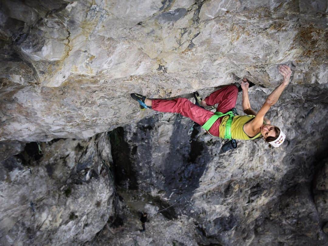 アンジェラ・アイターのインスタグラム：「《 MADAME CHING 》...the most dangerous female pirate in history and a perfect name for my possible hardest first ascent to date! 😉 • This route is a present from my husband Bernie that he put up in 2018. He handed the route to me and I started trying it. I found the sequences very hard and thought it’s maybe not possible for me. In May 2020 after the first lockdown I made a virtue out of necessity and started projecting. My first steps on it were quite humbling. I failed many times and was really at a loss sometimes but performance and more efficient tweaks in my method paid off. I could tackle some sequences and simultaneously needed less rope-hanging rests in between... until the whole route was done, finally. I couldn’t believe it. This was the moment where all the hard work finally paid off! Thanks to all the yelling crew!! @bernieruech @raphaelpoeham @lorenzpoeham @raphi___e 🤘🏻😍 • As all the time I am asked what’s the grade. I don’t search a number. I love the challenge to climb a route on my limit but I like it less and less to talk about the difficulty. I’ve been wrong several times. Anyway, I share my personal estimation. Due to the power endurance style that fits me well I think it could be similar to „Planta de Shiva“ which I did in 2017.  • I’m happy to tell you that there is a movie of the whole process of „Madame Ching“ and guess what? Itˋs already online! 😉 - LINK IN BIO - • 📸 @bernieruech 🎥 ASP Red Bull // @raphaelpoeham  • #verleihtflügel @ferienregionimst @lasportivagram @team_edelrid」