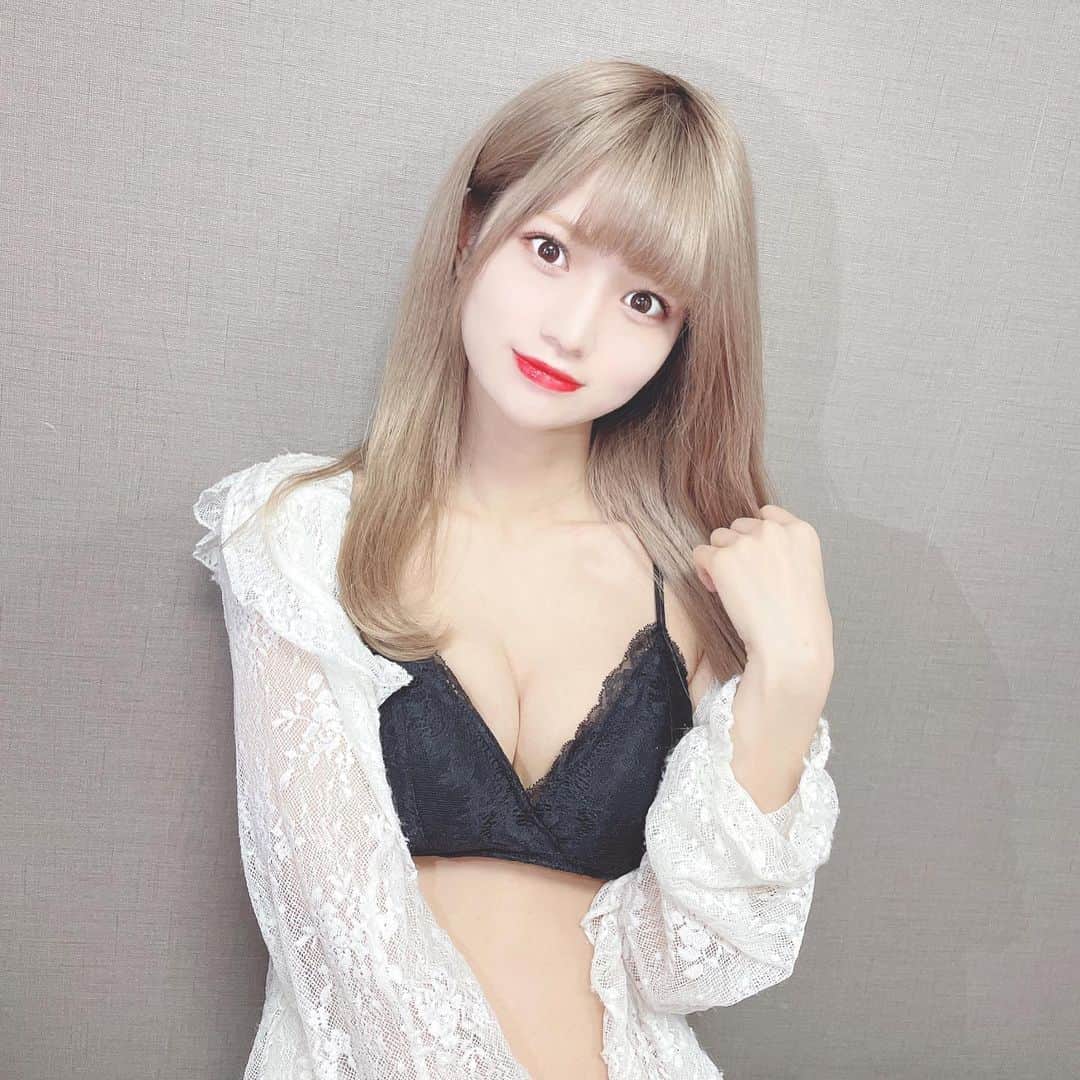 のインスタグラム：「ルルクシェルから新商品のNoaBraが発売されたよ♡  NoaBraは今までのルルクシェルのナイトブラと同じでノンワイヤーでとっても楽ちんだけど華奢で大人可愛いデザインになったよ♡  繊細なレースとバッククロスで見た目も可愛いのにちゃんとホールド力もあるのが嬉しいポイント○ 前のルルクシェルのナイトブラより布面積が少なくなってるからちゃんと盛れるかな？って不安だったけど指型の下厚パッドで下からしっかり上げてくれるから安定したホールド感があったよ！  生地が柔らかくてつけ心地が良いから無理なくずっと付けていられるんだ！♡  私が着けてるブラック以外にもダスティピンクとパールグレーの3色展開でどの色も大人可愛いから自分に似合う一枚が見つかりそう♡  #NoaBra #ノアブラ #ブラレット #ルルクシェル #ノンワイヤー」