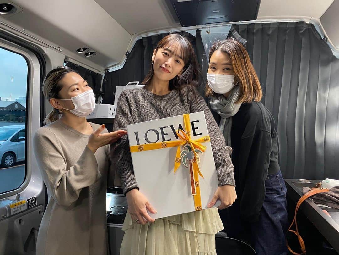 近藤千尋のインスタグラム：「今日現場でチーム近藤に お祝いしてもらいました🥲❤️ 本当にありがとう🥺💜 @yuu3984  @izumisam  @haltommy43  @unerobeme  @ynp0627  @kyo821co.t  いつも支えてくれる近くにいる家族のような、仲間がいるからこそ 家庭と仕事の両立が なんとか出来てます🙇🏻‍♀️💓 まだまだ恩返しするために、 頑張りまっせーーーーー❗️😍 私が欲しいものを 私よりも知っている人たち🥸笑」