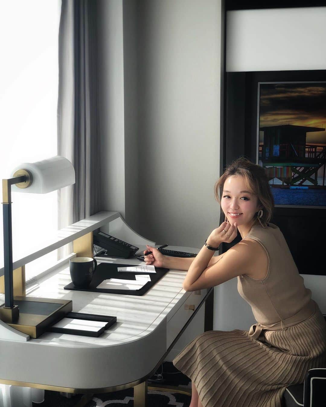 のインスタグラム：「旅行先にも持っていった エッセンシャル CCオイル エッセンシャル CCミルク 2020年秋にパッケージが変わったの📦 ブリーチや毎日のアイロンでパサつきがひどい私の髪の毛にこの洗い流さないトリートメントのセットはありがたい💖  キレイを叶える5in1 髪ダメージ補修&予防・ツヤ髪効果・ドライヤー速乾・翌朝まとまりUP・アイロンするんときまるでショートカットならではの翌朝爆発🤯頭をセットできる🤣  なかから潤すミルクをお風呂上がりに、そして日中やスタイリングのあとにオイルを使用していますが、それぞれの好みや髪の状態によって使い分けるのがおすすめ😉  しかもオイルはコンパクトで持ち運びも便利👏 静電気の季節になってきたからマストハブよ❤︎  #CCオイル＃CCミルク＃ヘアトリートメント #PR #エッセンシャル #エッセンシャル CCオイル #エッセンシャル CCミルク #プチプラ好き #美容好き #コスメ好き #ヘアオイル ＃ヘアミルク #ヘアスタイリング #美容女子 @essential_jp  #アラサーヘア #美容 #美容オタク #美容好きな人と繋がりたい  #美容オタクさんと繋がりたい  #読者モデル #読モ #産後10ヶ月  #ママさんと繋がりたい  #男の子ママと繋がりたい  #プレママさんと繋がりたい　 #男の子ママ #ママライフ  #産後ケア #産後ヘアケア #産後抜け毛 #美的クラブ」