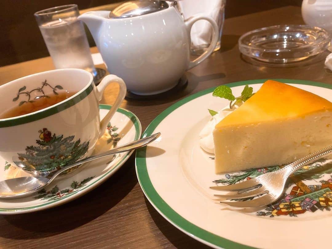 篠崎愛さんのインスタグラム写真 - (篠崎愛Instagram)「打ち合わせの前に時間あったから寄ってみた。 コーヒーも好きだけど、紅茶も好きなのよ😌 ちなみにアールグレイ。」12月16日 19時23分 - mana.s_golf