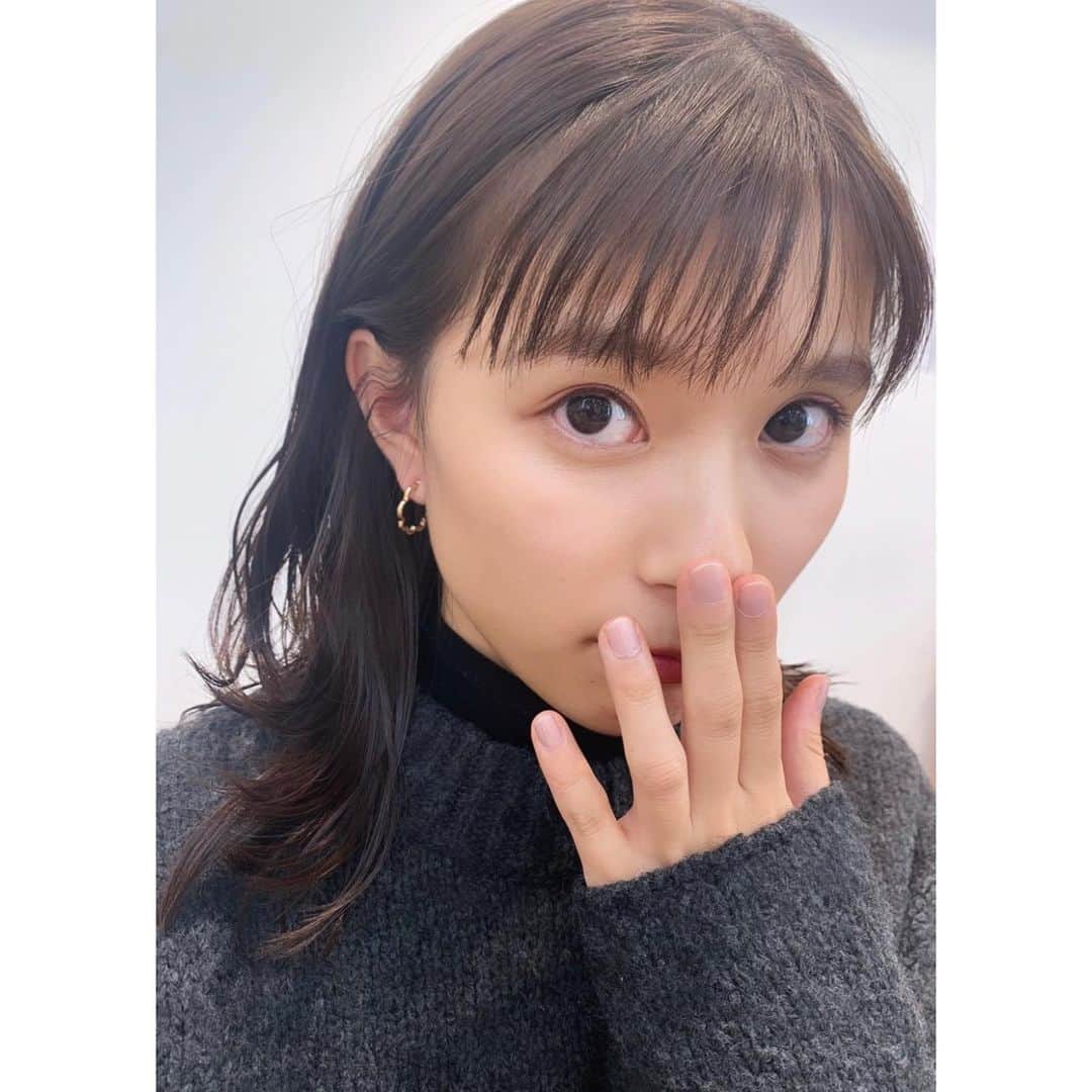 芳根京子さんのインスタグラム写真 - (芳根京子Instagram)「くんくんくん。  乾燥する季節ですね。 ハンドクリームは必須ですね。  かわいい！欲しいー！！！と 言っていたイヤリングを頂きまして、 とっても愛用してます！！ ありがとうございます☺︎  #KAORU」12月16日 19時23分 - yoshinekyoko