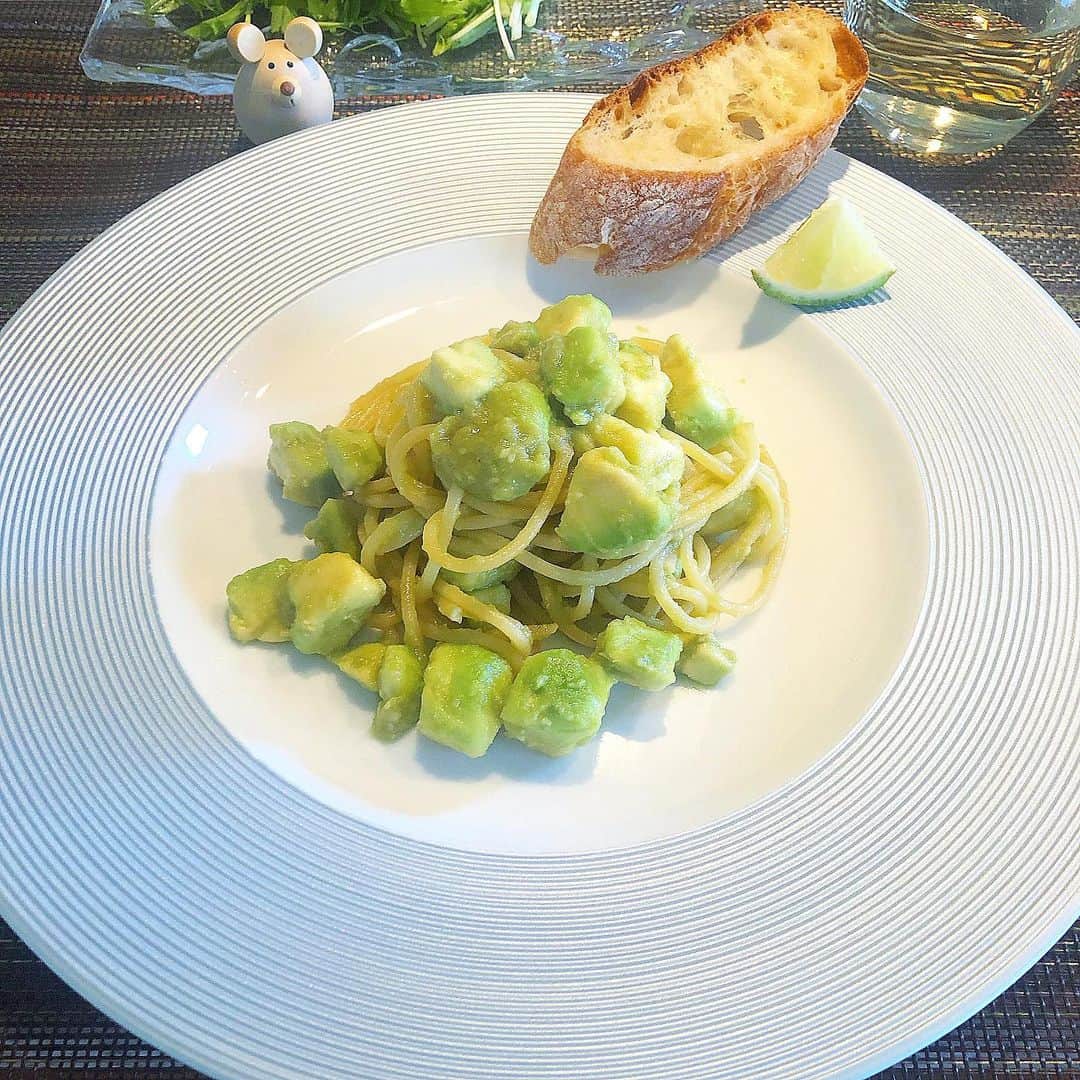 榊山敬代のインスタグラム：「🥑🍝… ・ 今週のはじまりでは アボカドたっぷりと アボカドパスタの巻  アボカドがみずみずしかったので トロトロまきまきペロリと完食也  ちょっと盛り付けすぎたけれど　 パンとも相性抜群２度おいしい  #また食べたい ・ ・　 #おうちごはん 工夫 #enjoyhome ・ ・ #12月 ・ ・ ・ #パン屋さん #🥪 #🍞 #おうちごはん #food #イタリアン #パスタ #パスタランチ #🍝 #pasta #アボカドパスタ #アボカド #🥑 #avocado #アボカドレシピ #アボカド料理 #創作料理 #artist #cooking #日本画家 の #お料理こんなもん」