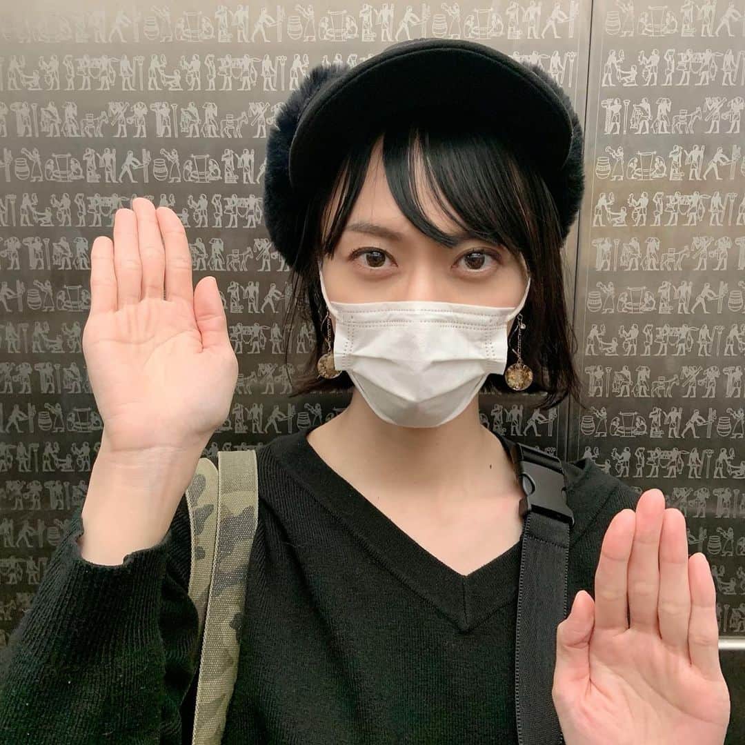 小板奈央美のインスタグラム：「気付けば、このポーズしてた。 いくつになっても、エジプトの民出身者🇪🇬 ・ ・ #まさかのエレベーター #エジプトの壁画  #ミュージカル #王家の紋章 #思い出す #当時はガングロでした😂」