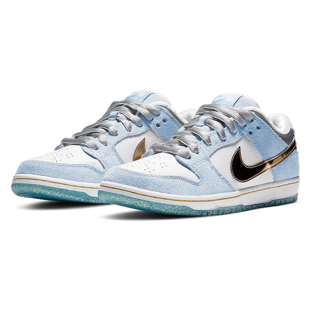 のインスタグラム：「【NIKE SB / DUNK LOW PRO QS x SEAN CLIVER】  ナイキ SB の定番モデル、ダンクのローカットモデルで、限られたショップのみで販売される QS シリーズ。  なめらかなスエード、プレミアムレザーを使用し、煌びやかなスウォッシュのアクセントはアーティスト、SEAN CLIVER（ショーン・クライバー）ならではの型破りなテイストが織り込まれたホリデーシーズンをイメージしたカラーウェイ。さすがは WORLD INDUSTRIES 系の黄金期を支えたグラフィックアーティストである。  こちらの商品は当店でランダムにお選びした会員様限定で商品ページの url と パスワードを12月18日（金）12時、メールにてお送りいたします。お客様の環境によりメールが配信される時間が前後する場合がありますが、ご了承下さい🙏  注)数に限りがありますので、メールが届いても必ずご購入できるわけではありませんのでご注意下さい⚠️  こちらの商品に関するお問い合わせ等は一切受け付けておりませんので、ご了承下さい。近隣との混乱を避けるため、実店舗での販売は致しません☝🏻  #nikesb #ナイキsb #dunklowproqs #seancliver #ダンクロープロ #skateboard #skateboarding #skater #カリフォルニアストリート #カリスト #スケートボード #スケボー #スケーター #californiastreet #calst」