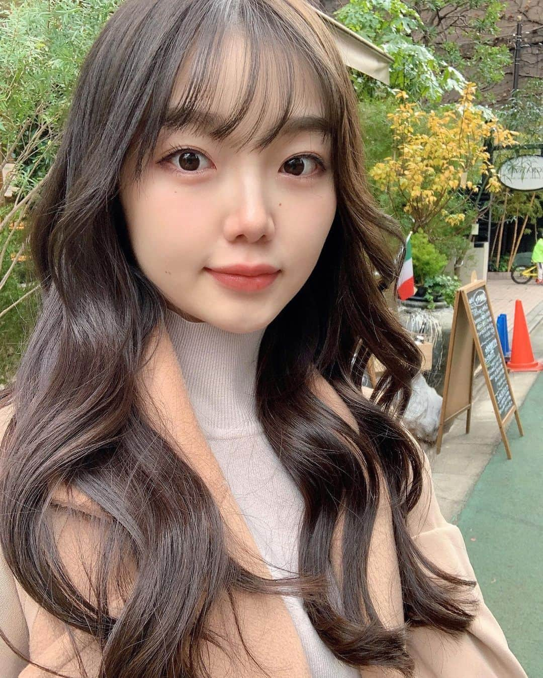 松岡里英さんのインスタグラム写真 - (松岡里英Instagram)「・ 先日髪の毛メンテナンスしてきまして！ 季節に合わせて、カラーやカットを調整してくれるからいつもお任せです！✨  今日も自分で巻いたけど、めちゃくちゃセットしやすいし、髪色も最高☺︎  @harada.hair   #newhair  #selfie」12月16日 19時27分 - matuoka0519