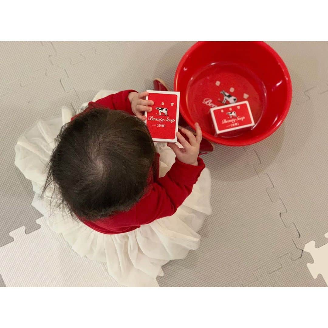 のインスタグラム：「.  ♡親子で愛用している  牛乳石鹸のカウブランド「赤箱」🐄 .  私はおもに朝の洗顔に使っていて、娘は毎日のバスタイムに使っています👶 泡立ちも洗い上がりの香りも大好きです😍 最近はやっぱり乾燥が気になるので、赤箱で丁寧なスキンケアを続けていきたいと思います。  .  そして嬉しいニュースが🎤 赤箱のNEWアイテムが12月１日にお披露目されました。✨✨ 可愛い赤箱グッズがいっぱいです。 次から次に欲しくなってしまいます☺️ 写真２枚目のトートバッグも赤箱らしいシンプルでレトロなデザインがお気に入りです！🙆‍♀️ .  また「泡を楽しむ」をテーマに12月1日（火）～21日（月）まで赤箱 AWA-YA@ONLINEが  開催されています。  .  イガリシノブさんのインスタライブ配信など楽しい企画がいっぱいです！！  VR工場見学を実際に体験してみましたが石けんができるまでの過程も学ぶことができ本当に工場に  いるような気分になれました🤓 みなさんもぜひ参加してみてくださいね♡ . .  @cowakacp  #PR　#牛乳石鹸  #赤箱 #赤箱女子  #プチプラ #プチプラスキンケア #プチプラ化粧品 #プチプラコスメ #敏感肌 #石鹸 #オールインワン #赤箱クリーム  #赤ちゃんのいる暮らし  #新米ママ　#ベビースキンケア」