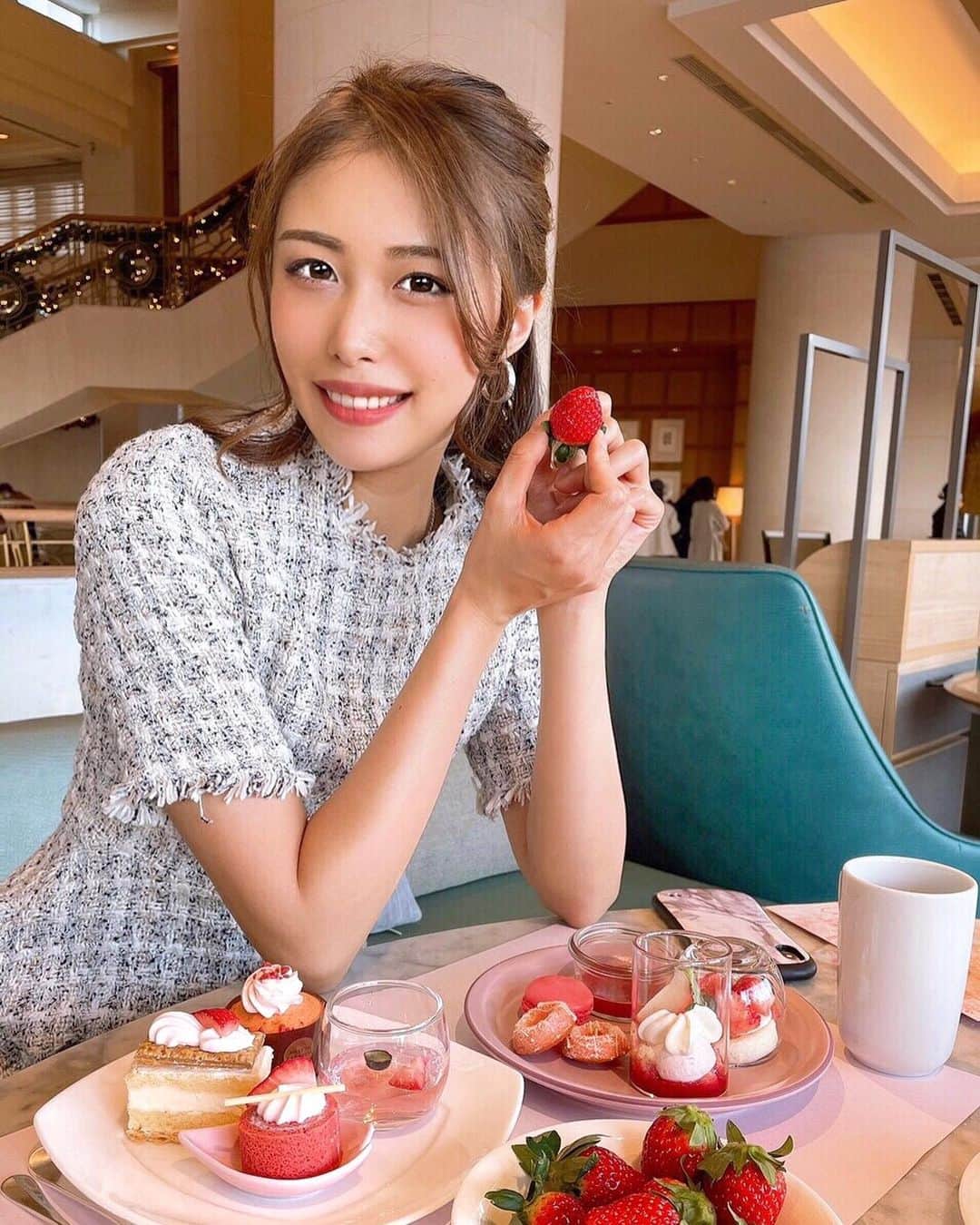 澤井玲未のインスタグラム：「甘い物が食べたくてスイーツブッフェ行ってきた🍓 食べ過ぎて後半、甘さで鳥肌たった😂 姉とつけ麺食べたいって言いながら完食🍜笑 . #スイーツブッフェ#ストロベリービュッフェ#苺#いちごスイーツ #ヒルトン東京#お台場 #ツイード#つけ麺と蟹食いたい」
