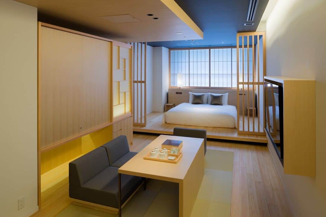 Relux | リラックスさんのインスタグラム写真 - (Relux | リラックスInstagram)「【京都の技術がつまった趣感じるホテル】  木・石・鉄・土・緑など自然の素材を取り入れ、わびさびを感じられるモダンな京マチヤスタイルを表現。  お部屋には木でつくられた浴槽が。香りを感じながら湯浴みが楽しめます。 日本が育んできた美・知恵・おもてなしの心を感じる京ステイを。   ------------------------------------------------ 📍ホテルカンラ京都 / 京都府 ------------------------------------------------  @hotelkanrakyoto   気になる宿の詳細は、Relux公式HPまたは、便利なReluxアプリからご確認ください🔎   #ホテルカンラ京都 #京都府 #京都旅行 #京都ホテル #京都観光 #京都旅 #京都が好き #大人旅 #kyoto #京都グルメ #国内旅行 #週末旅 #週末旅行 #大人の休日 #記念日旅行 #記念日デート #アニバーサリートラベル #誕生日旅行 #温泉旅行 #旅館 #温泉旅館 #ホテル #ラグジュアリーホテル #リゾート #リゾートホテル #家族旅行 #旅行好きな人と繋がりたい」12月16日 19時30分 - relux_jp