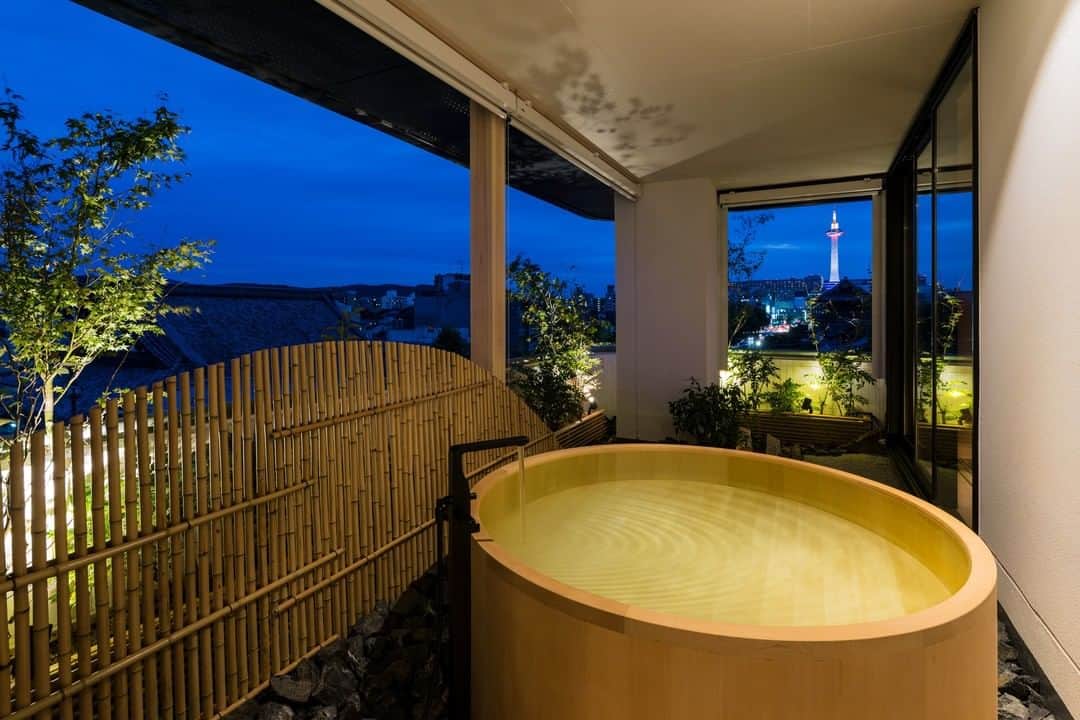 Relux | リラックスさんのインスタグラム写真 - (Relux | リラックスInstagram)「【京都の技術がつまった趣感じるホテル】  木・石・鉄・土・緑など自然の素材を取り入れ、わびさびを感じられるモダンな京マチヤスタイルを表現。  お部屋には木でつくられた浴槽が。香りを感じながら湯浴みが楽しめます。 日本が育んできた美・知恵・おもてなしの心を感じる京ステイを。   ------------------------------------------------ 📍ホテルカンラ京都 / 京都府 ------------------------------------------------  @hotelkanrakyoto   気になる宿の詳細は、Relux公式HPまたは、便利なReluxアプリからご確認ください🔎   #ホテルカンラ京都 #京都府 #京都旅行 #京都ホテル #京都観光 #京都旅 #京都が好き #大人旅 #kyoto #京都グルメ #国内旅行 #週末旅 #週末旅行 #大人の休日 #記念日旅行 #記念日デート #アニバーサリートラベル #誕生日旅行 #温泉旅行 #旅館 #温泉旅館 #ホテル #ラグジュアリーホテル #リゾート #リゾートホテル #家族旅行 #旅行好きな人と繋がりたい」12月16日 19時30分 - relux_jp