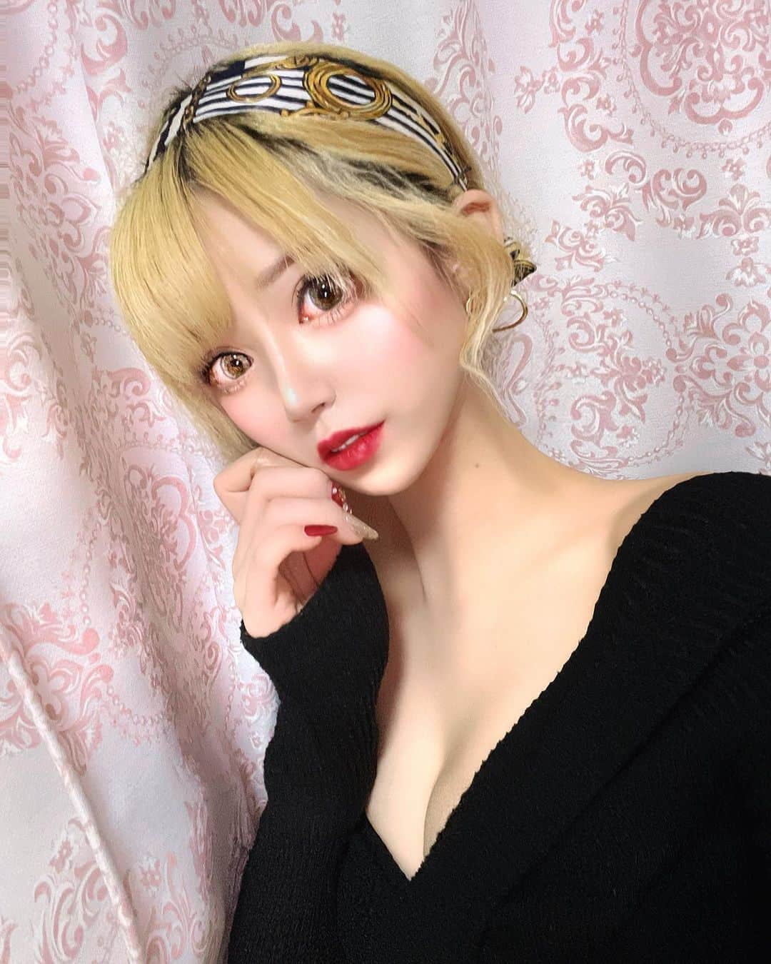 侑季美怜のインスタグラム：「最近寒すぎて冷たい風が痛いくらい。 今までみたいに “アウター着れば下はなんでもオッケー👌” って言えなくなってきた。」