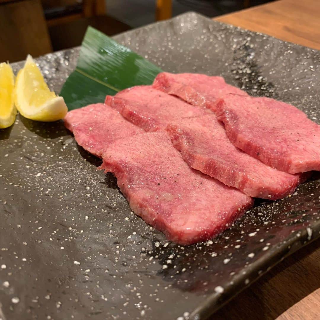 戸田めぐみのインスタグラム：「採血頑張った記念のひとり焼肉☺️ 血管が注射に向いてなさすぎて、40分かかった。私、がんばったよ…  #タン塩 #うにく  #1人焼肉」