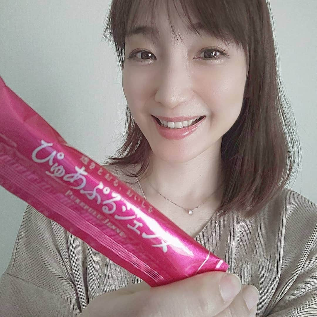 藤原宏美（ひろみん）さんのインスタグラム写真 - (藤原宏美（ひろみん）Instagram)「【キレイを上げる、ぷるぷる贅沢ゼリー】  あのニッセンさんが、 こんな商品を出しておられるとは！！  ひろみんお得意の ゼリー状の美容サプリです😍  手軽に摂りやすいから つい色々試したくなっちゃうの😆  コラーゲン・ヒアルロン酸・プラセンタの 三大美容成分を含む 6つの美容成分配合の贅沢ゼリー♥️  宮崎産マンゴー果汁を使用した ジューシーなマンゴー味だから 飽きないおいしさで、 おやつ代わりにちゅるん😊💕  ほんと美味しいよ～😋🎵  @nissen_ladies_official  #ニッセン #nissen #美容アイテム #ぴゅあぷるジェンヌ #コラーゲンゼリー #monipla #nissen_fan #藤原宏美 #美容サプリメント #美容 #美 #beauty #美容ゼリー #美肌ケア #美肌作り #お花のある暮らし #生花が好き」12月16日 19時31分 - hiromint7