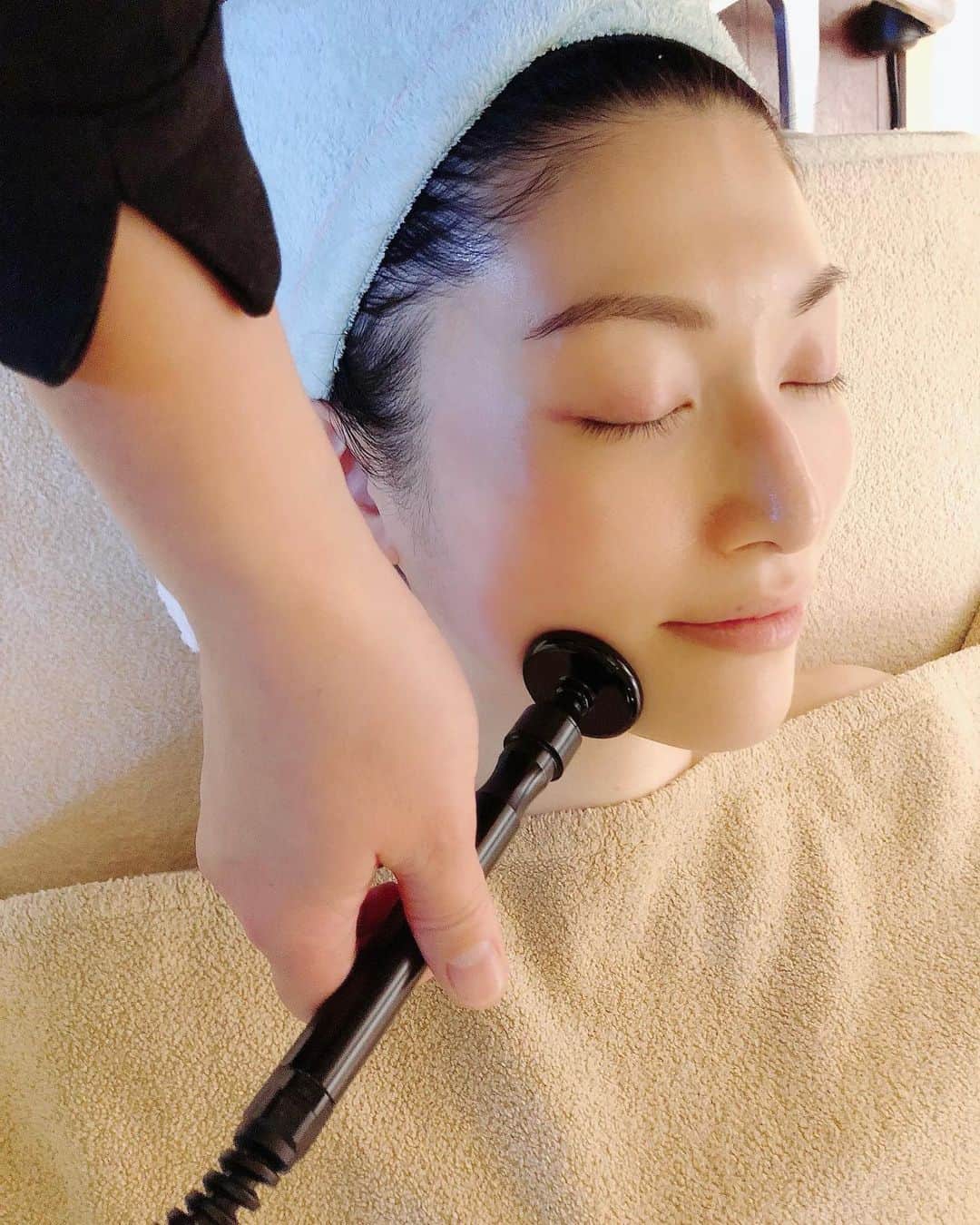 櫻井麻美のインスタグラム：「生放送があるので、あらふぉーお肌のお手入れをしてきました😆✨ ・ 本日17日（木）13:00〜14:00 ショップチャンネルで私が開発した補正ショーツ"美姿勢リバースショーツ"をご紹介します🤗 是非ご覧ください✨ ・ ・ ・ #補正ショーツ #美姿勢 #骨盤ショーツ  #ショップチャンネル #補正下着 #生放送  #37歳  #フェイシャルサロン #アンチエイジング #フェイシャルエステ #ems #ポレーション #エレクトロポレーション #ディープエレクトロン #ラジオ波 #ミトコンドリア  #若返り美容  #たるみ #フェイスライン #お肌のハリ #銀座エステ  #築地エステ #アラフォー #アラフォー美容  #アラフォーライフ  #熟女  #美容好きな人と繋がりたい  @ginzabx_premiumsalon」